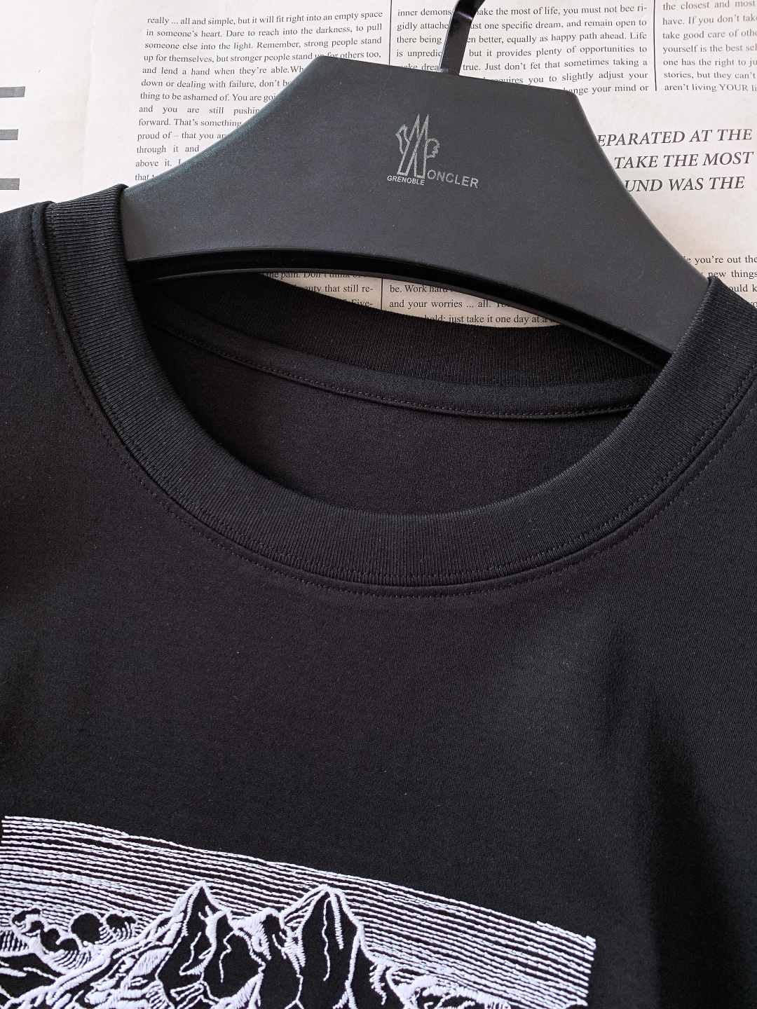 Moncler 蒙口 2026SS春夏新品雪山刺绣短袖T恤。定制高支冰感棉，源自意大利进口纱线，经过特殊