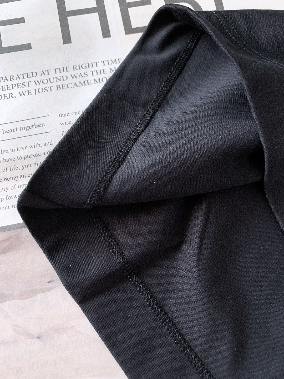 Moncler 蒙口 2026SS春夏新品雪山刺绣短袖T恤。定制高支冰感棉，源自意大利进口纱线，经过特殊