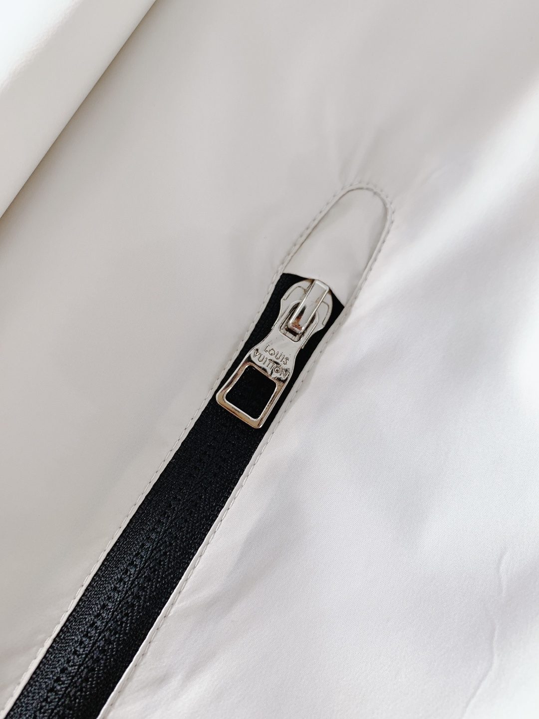 LouisVuitton 路易威登 2026SS早春新品定制防风科技面料，源自进口纱线，经过特殊防风防水