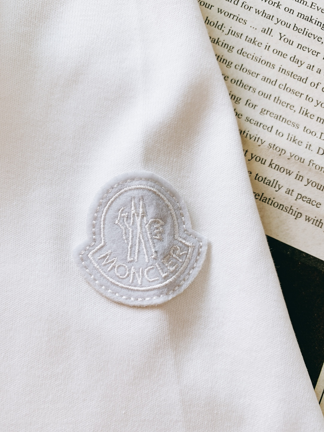Moncler 蒙口 2026SS春夏新品雪山刺绣短袖T恤。定制高支冰感棉，源自意大利进口纱线，经过特殊