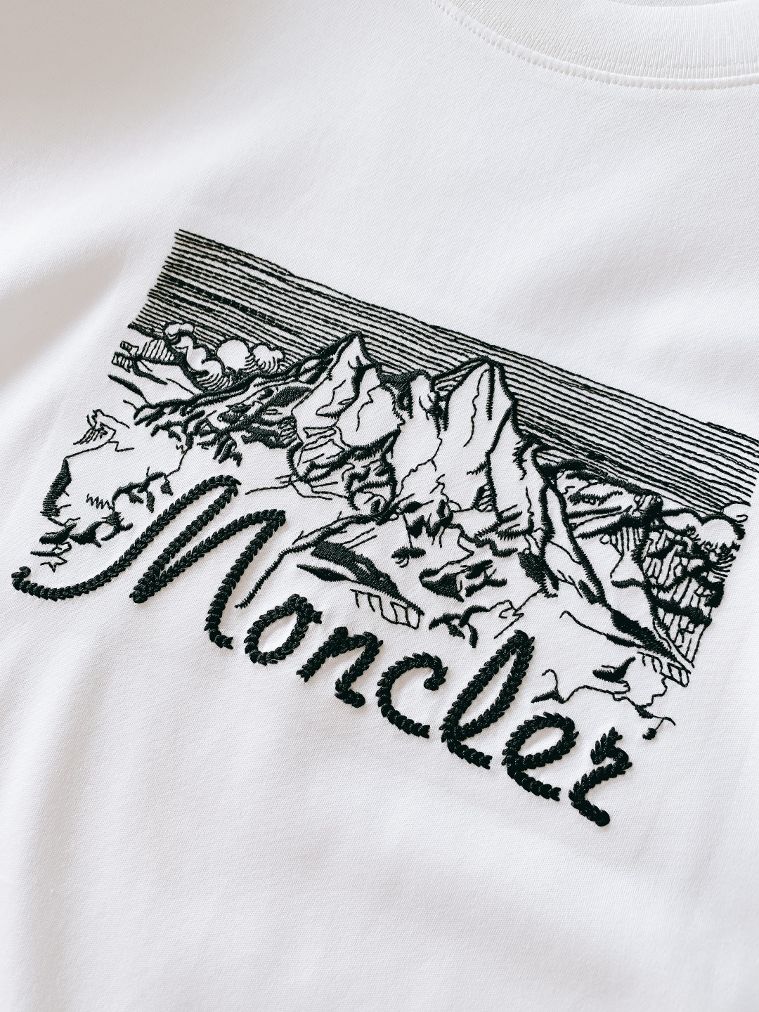 Moncler 蒙口 2026SS春夏新品雪山刺绣短袖T恤。定制高支冰感棉，源自意大利进口纱线，经过特殊