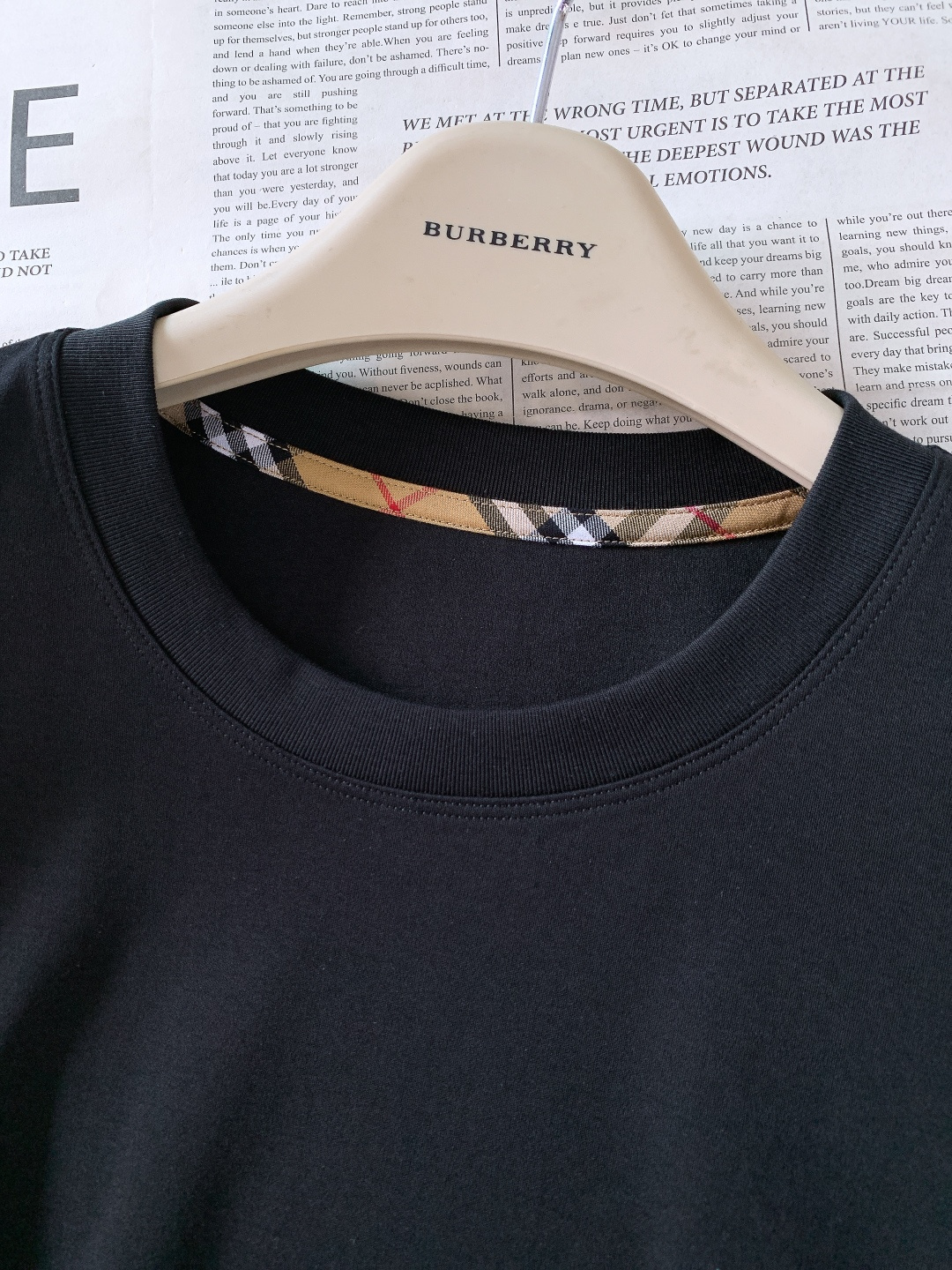 Burberry 巴宝莉 2026SS春夏新品格纹骑士短袖T恤。定制高支冰感棉，源自意大利进口纱线，经过