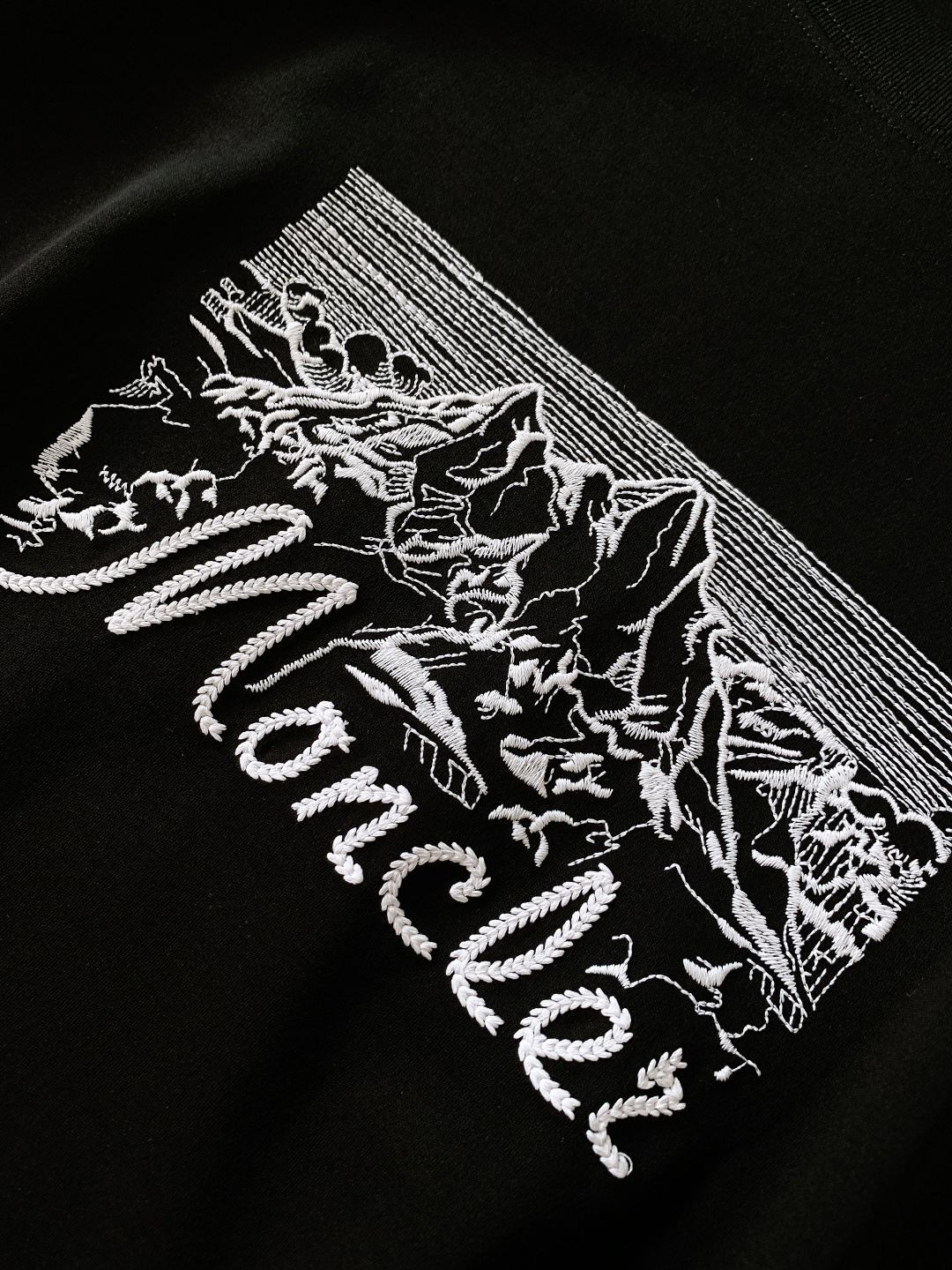 Moncler 蒙口 2026SS春夏新品雪山刺绣短袖T恤。定制高支冰感棉，源自意大利进口纱线，经过特殊
