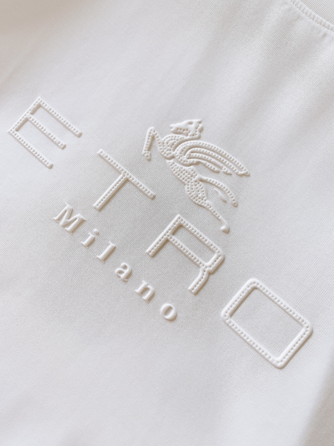 Etro 艾特罗 2026SS春夏新品压纹飞马短袖T恤。精选定制高支冰感棉，源自意大利进口纱线，经过特殊