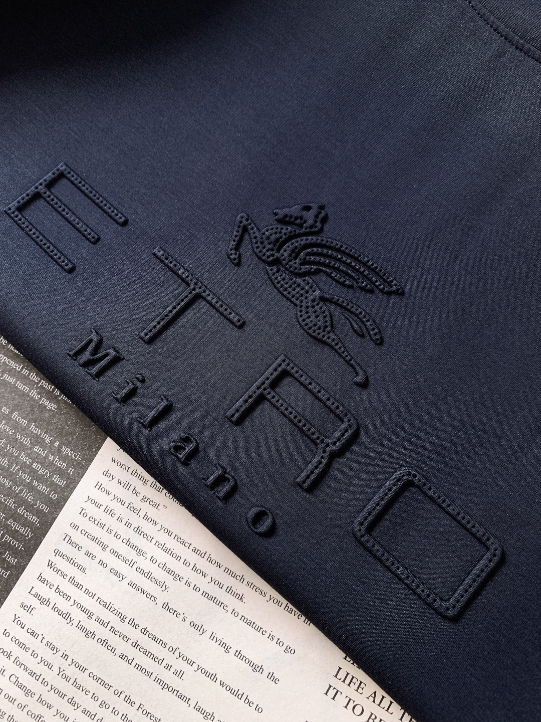Etro 艾特罗 2026SS春夏新品压纹飞马短袖T恤。精选定制高支冰感棉，源自意大利进口纱线，经过特殊