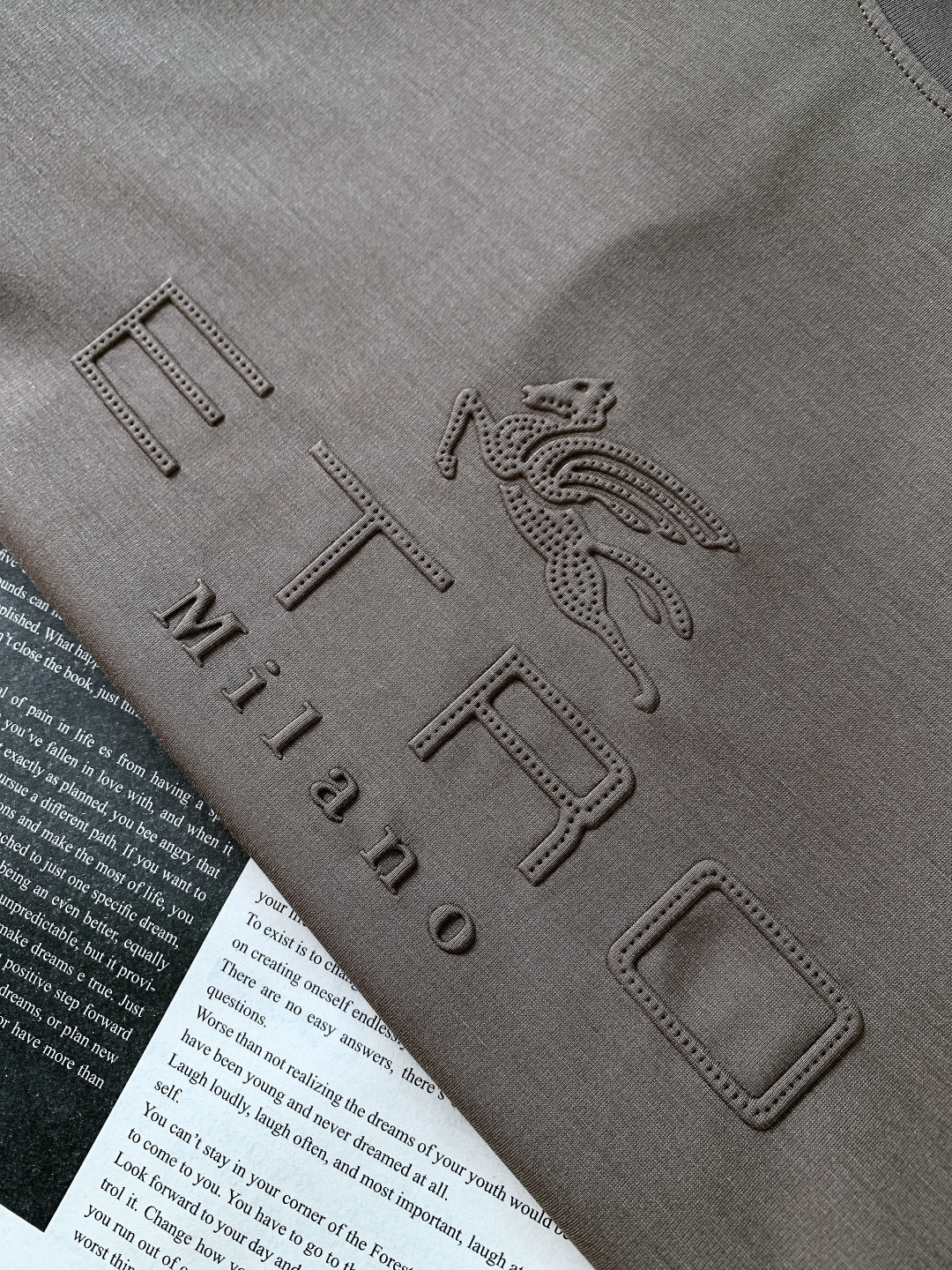 Etro 艾特罗 2026SS春夏新品压纹飞马短袖T恤。精选定制高支冰感棉，源自意大利进口纱线，经过特殊