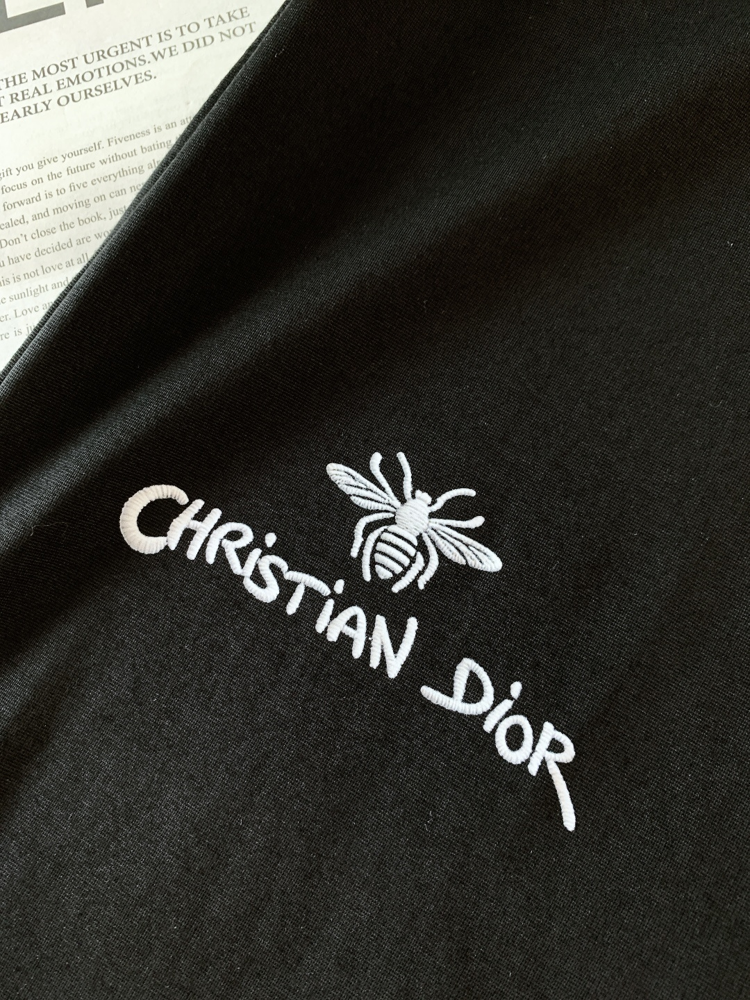 Dior Homme 迪奥·桀傲 2026SS春夏新品蜜蜂标识刺绣 T 恤 | 巴黎轻奢，夏日高级神衣重