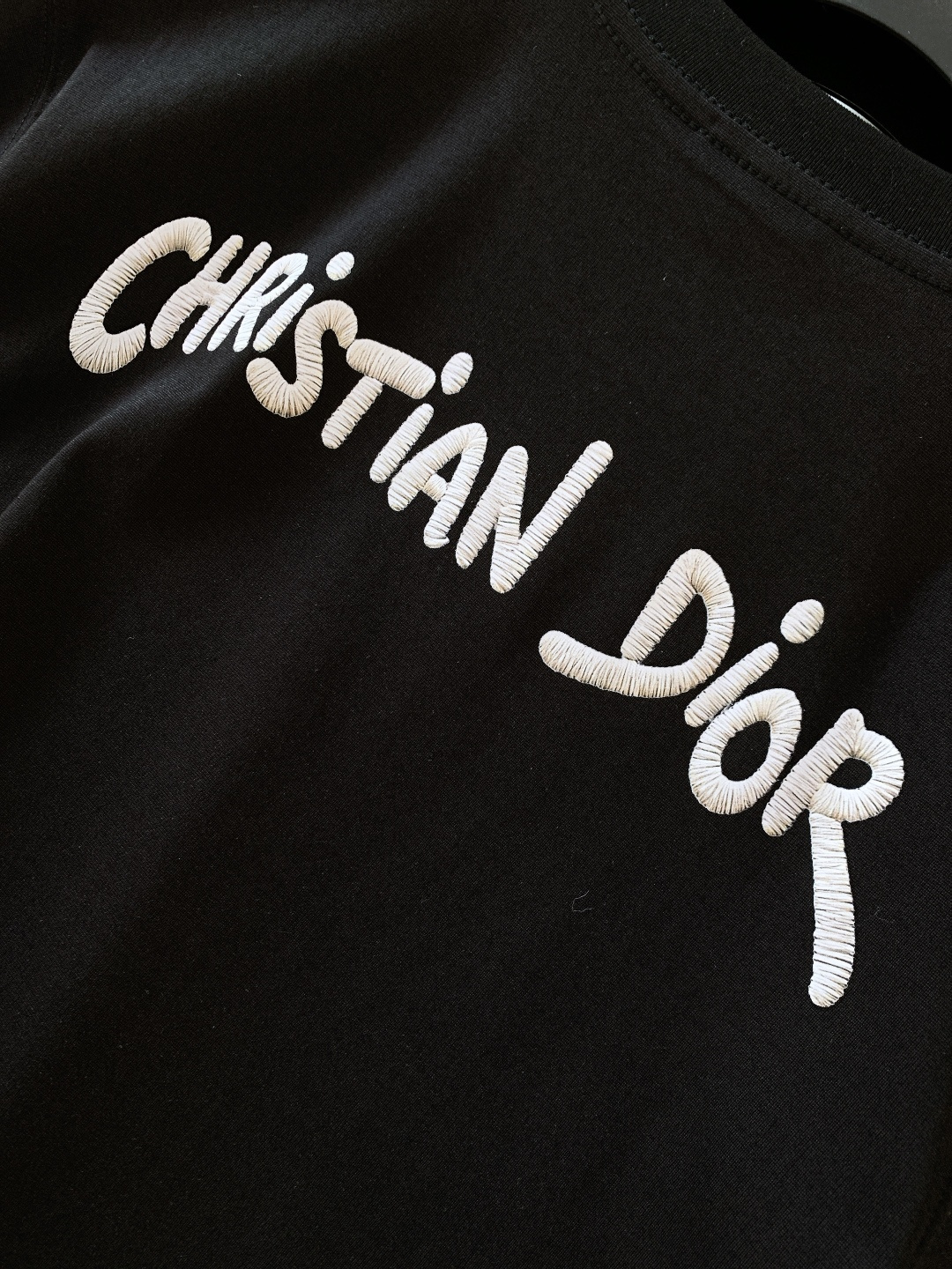 Dior Homme 迪奥·桀傲 2026SS春夏新品蜜蜂标识刺绣 T 恤 | 巴黎轻奢，夏日高级神衣重