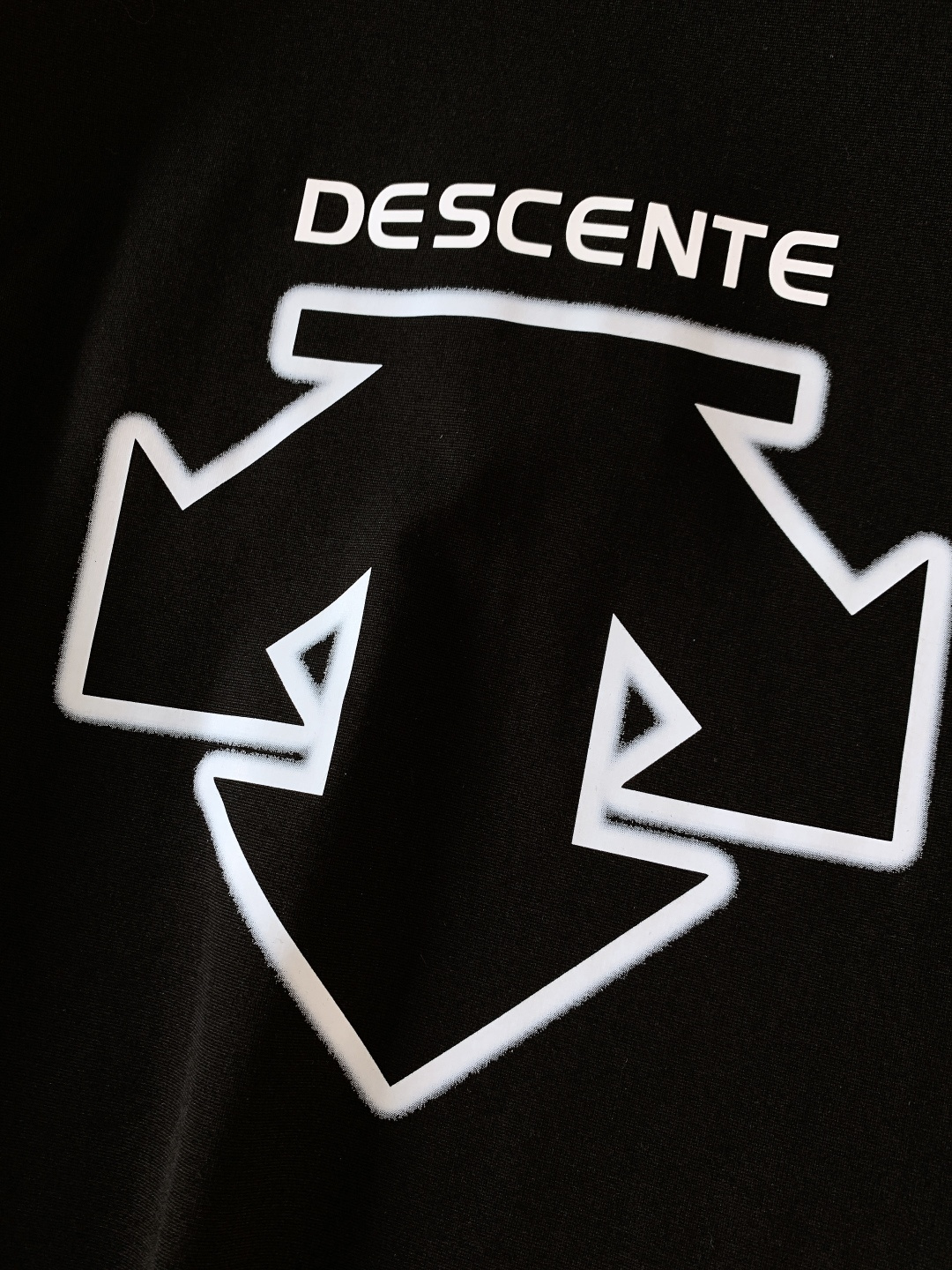 DESCENTE 迪桑特 2026SS春夏新品箭头印花 T 恤 | 专业运动，夏日轻奢神衣重磅精梳棉面料