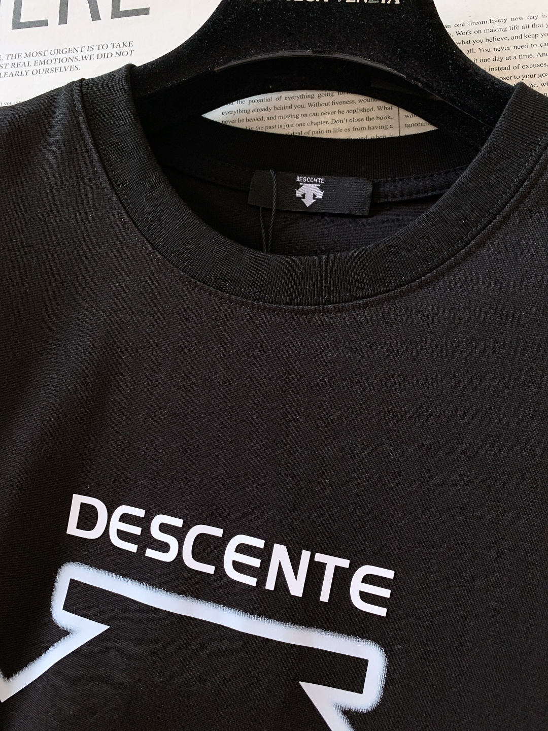 DESCENTE 迪桑特 2026SS春夏新品箭头印花 T 恤 | 专业运动，夏日轻奢神衣重磅精梳棉面料