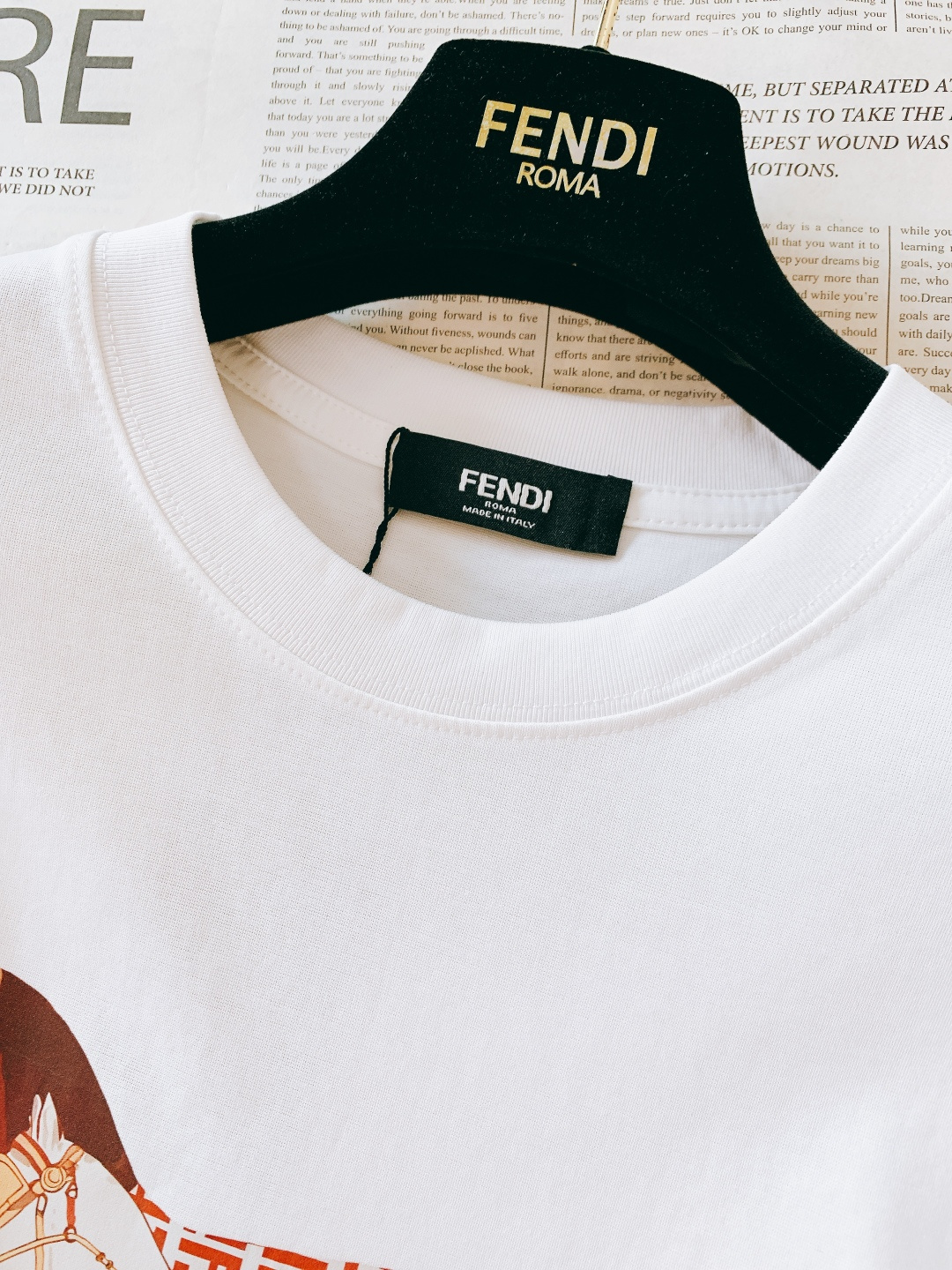 Fendi 芬迪 2026SS春夏新品 骏马印花 T 恤 | 罗马轻奢，夏日潮流神衣重磅精梳棉双纱面料！