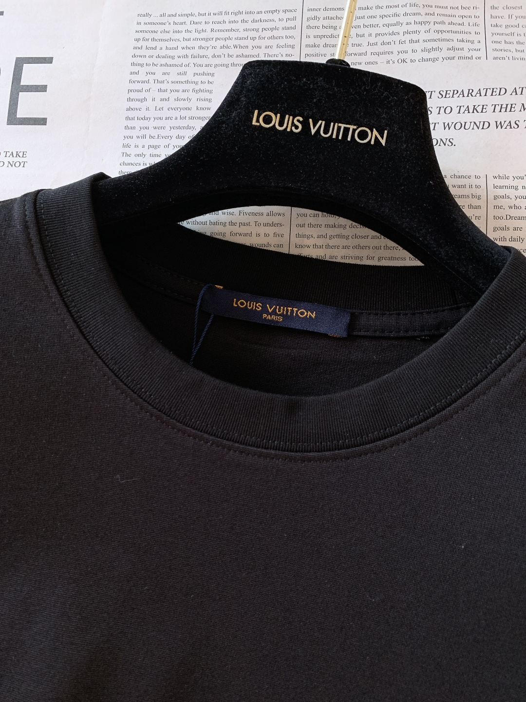 LouisVuitton 路易威登 2026SS春夏新品撞色字母标识T恤，潮酷与轻奢的完美结合！甄选高支