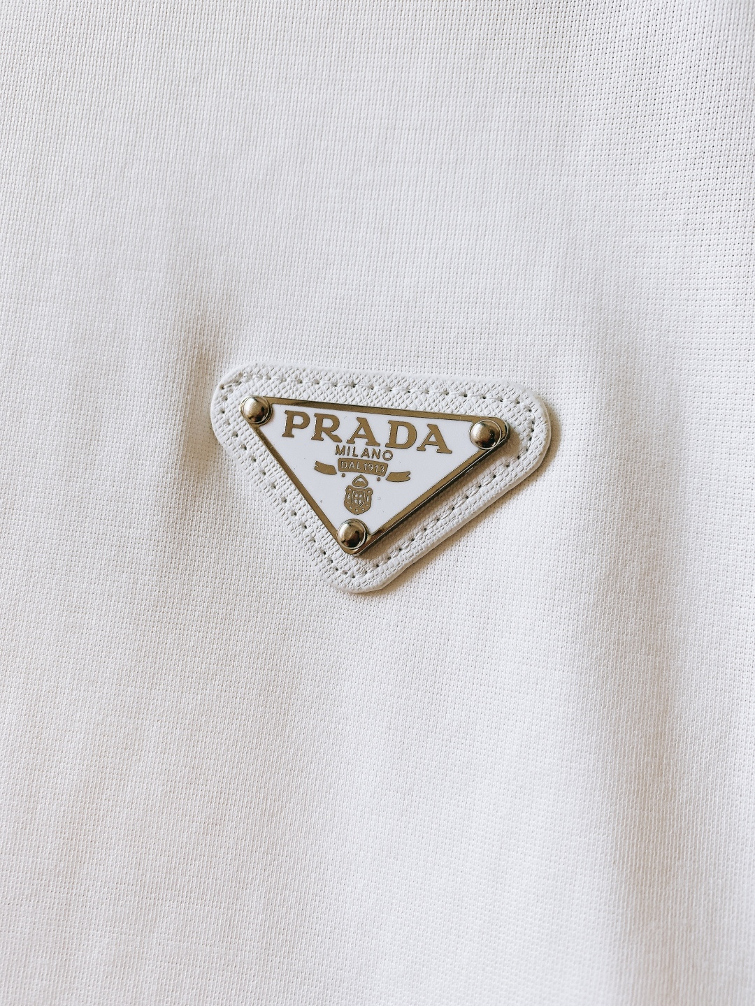 Prada 普拉达 2026SS春夏新品 经典三角标T恤，极简高级感天花板！甄选高支双股精梳棉，软糯亲肤