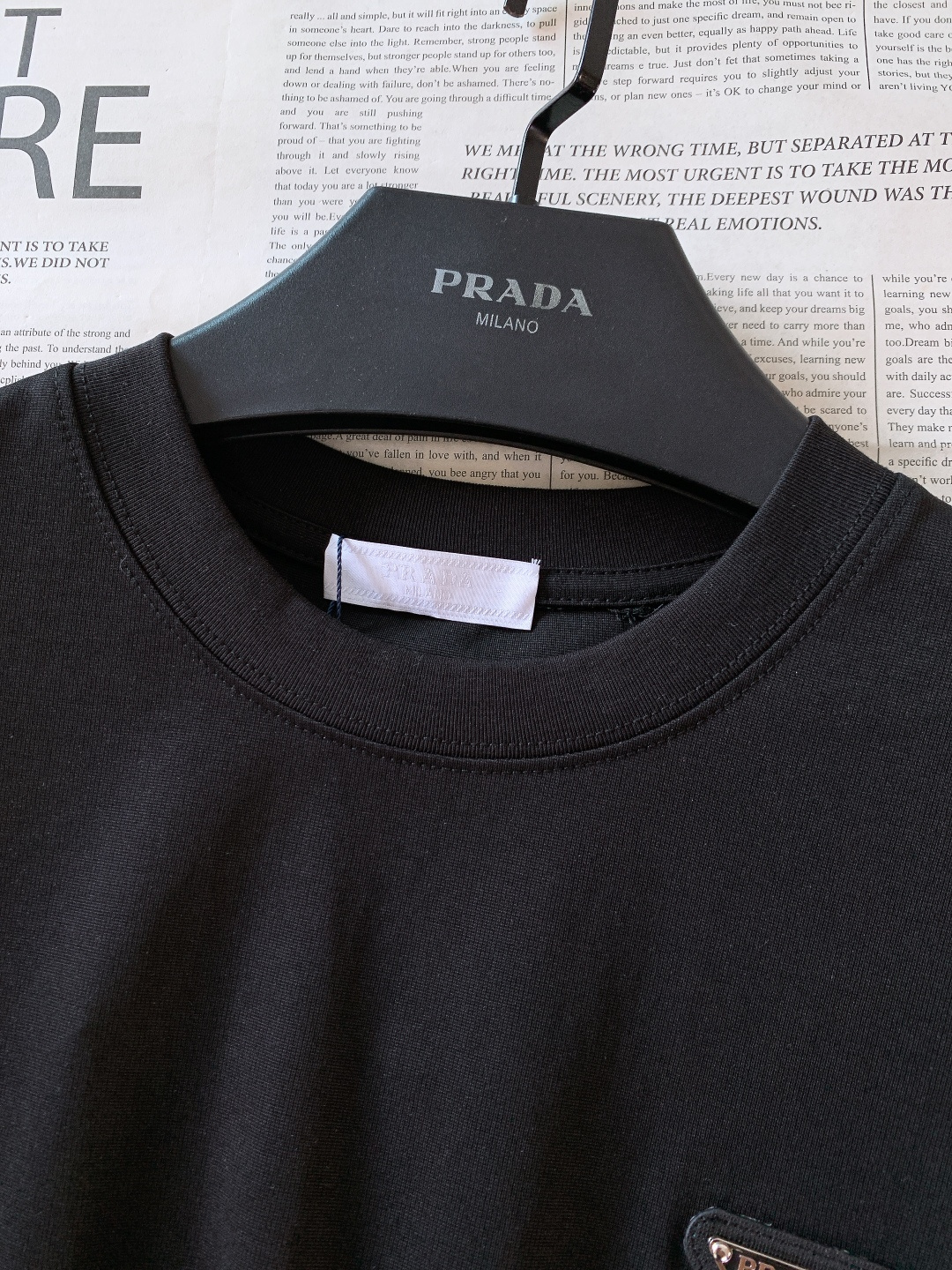 Prada 普拉达 2026SS春夏新品 经典三角标T恤，极简高级感天花板！甄选高支双股精梳棉，软糯亲肤