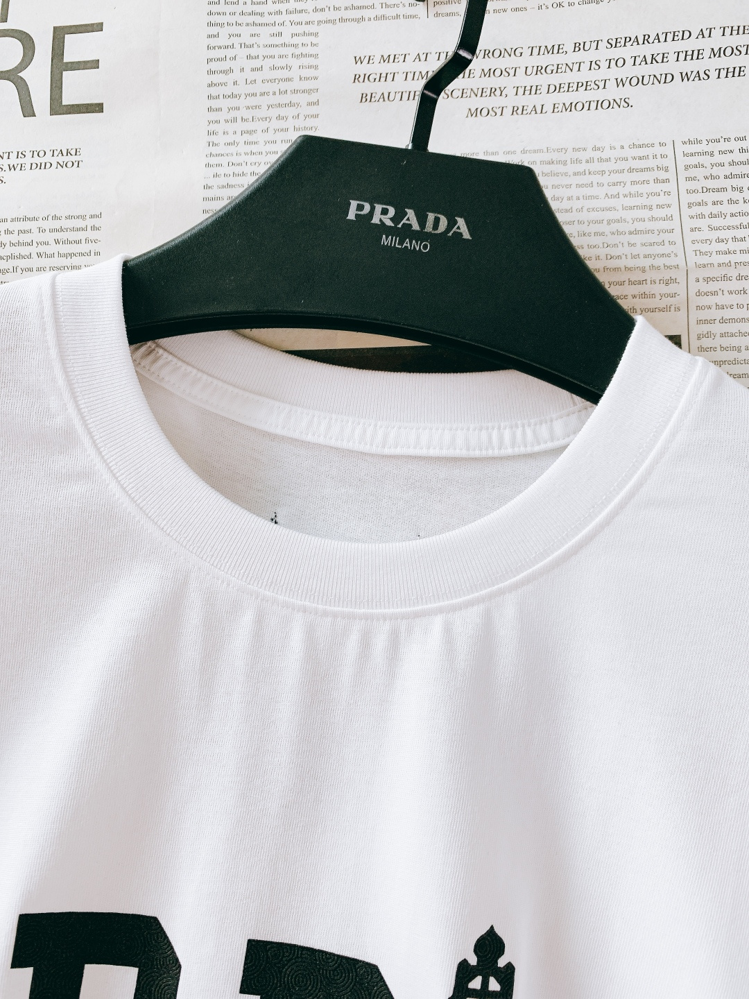 Prada 普拉达 2026SS春夏新品 极简字母T恤。甄选高支双股精梳棉，摸得到的软糯亲肤，透气不闷汗