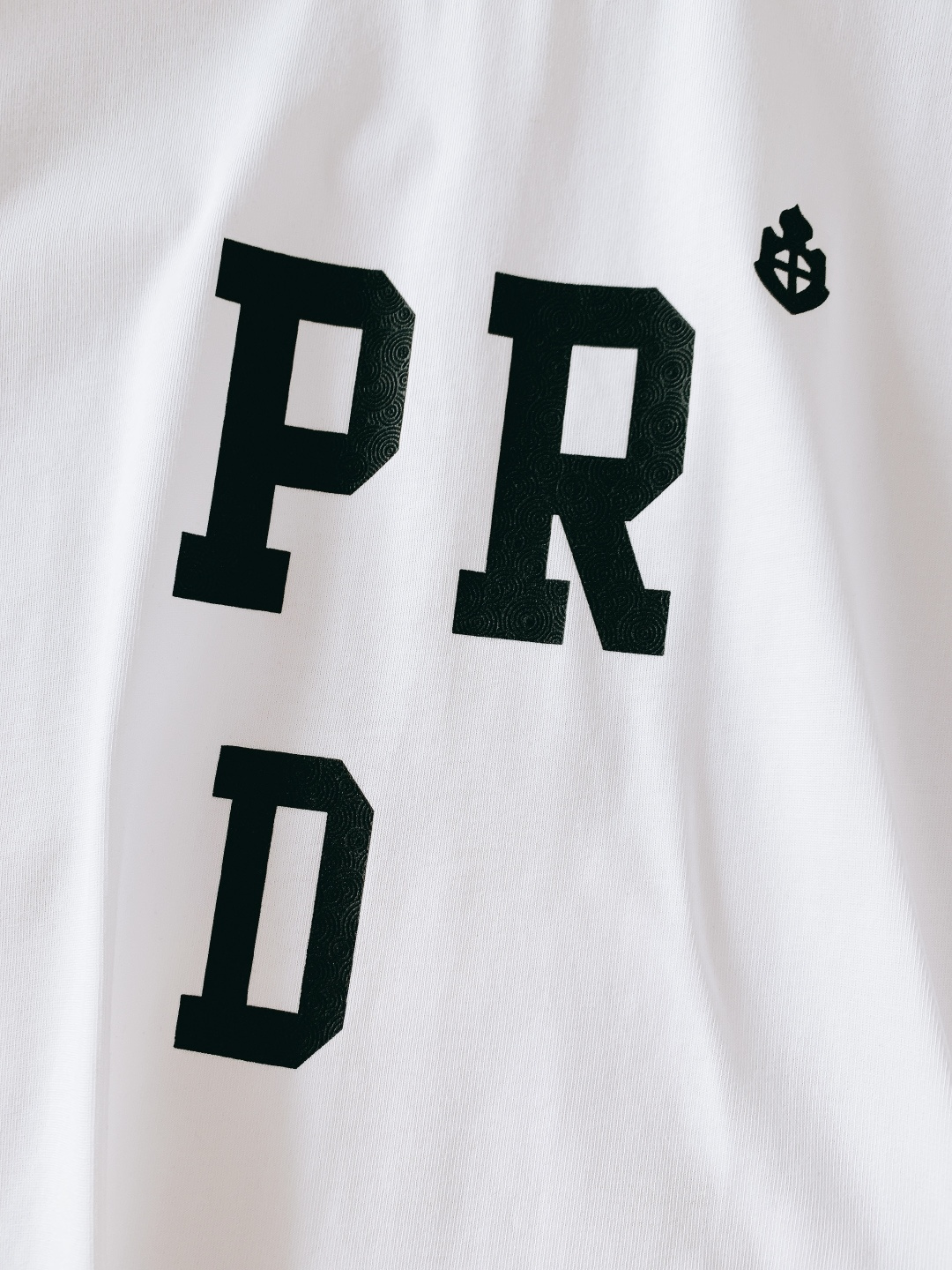 Prada 普拉达 2026SS春夏新品 极简字母T恤。甄选高支双股精梳棉，摸得到的软糯亲肤，透气不闷汗