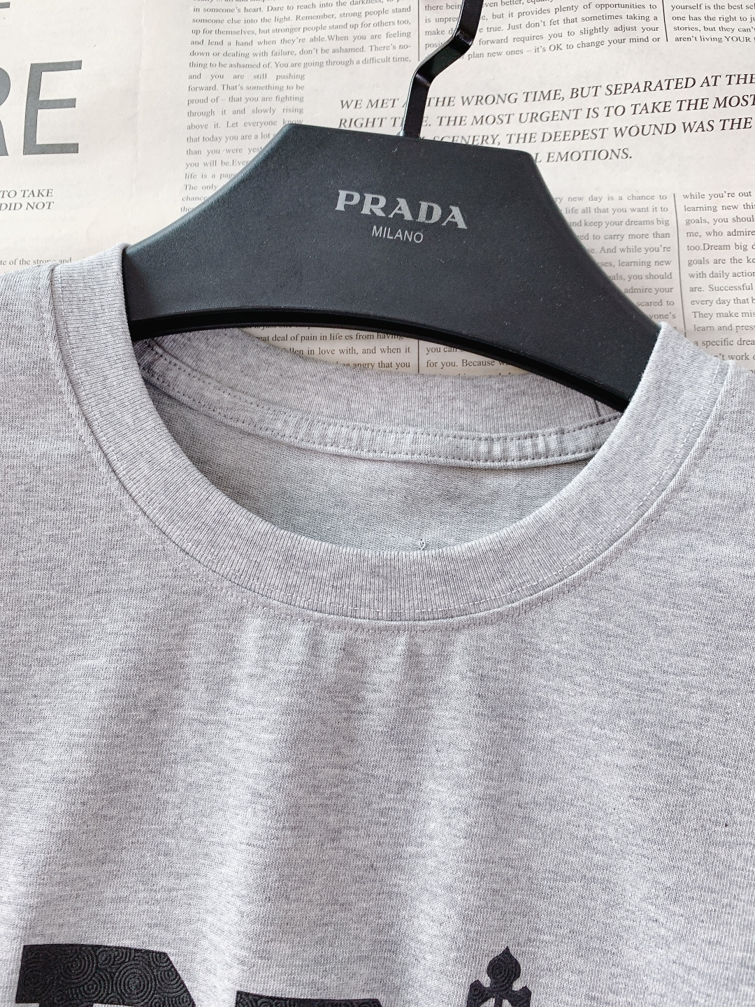 Prada 普拉达 2026SS春夏新品 极简字母T恤。甄选高支双股精梳棉，摸得到的软糯亲肤，透气不闷汗