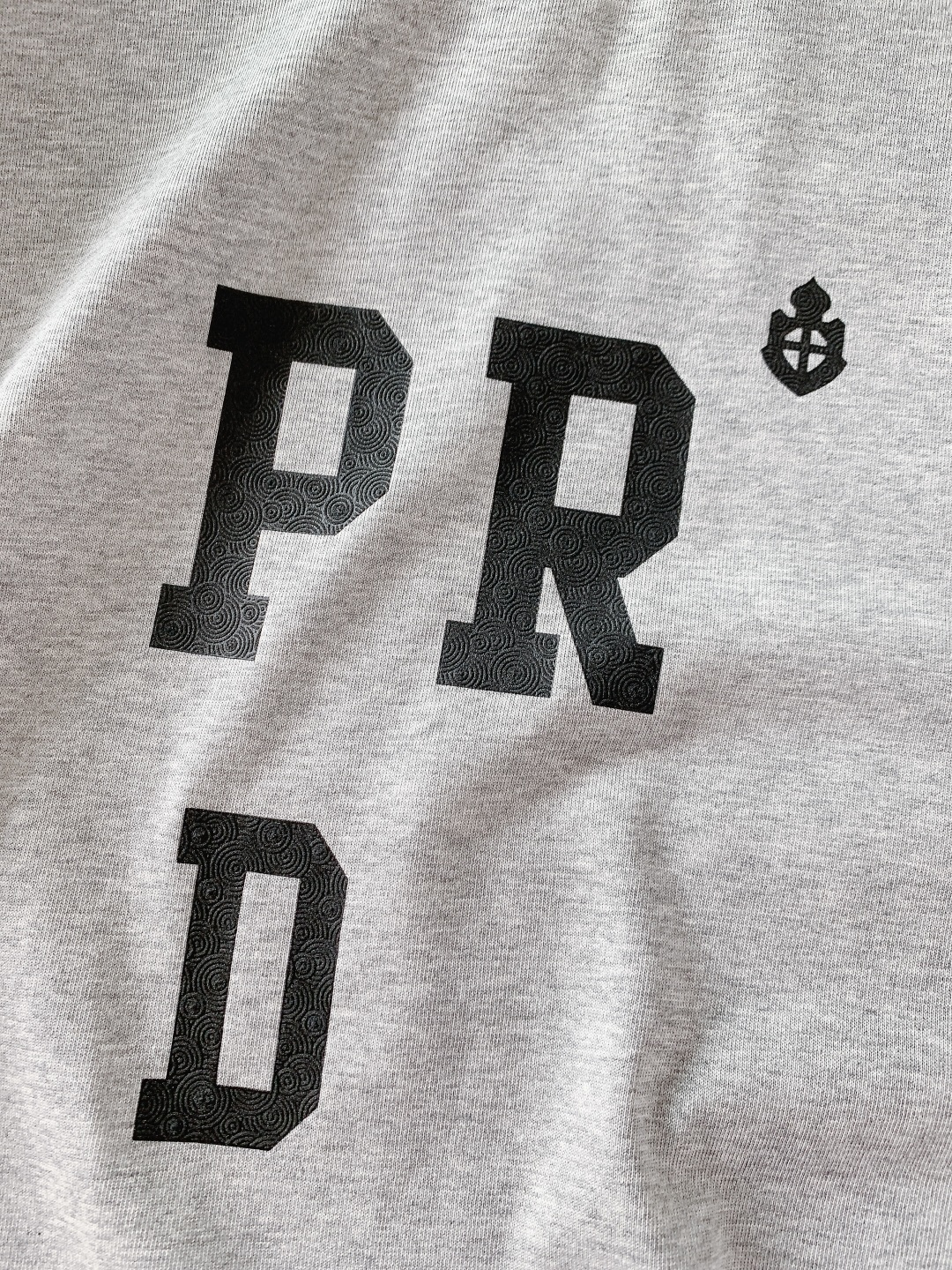 Prada 普拉达 2026SS春夏新品 极简字母T恤。甄选高支双股精梳棉，摸得到的软糯亲肤，透气不闷汗