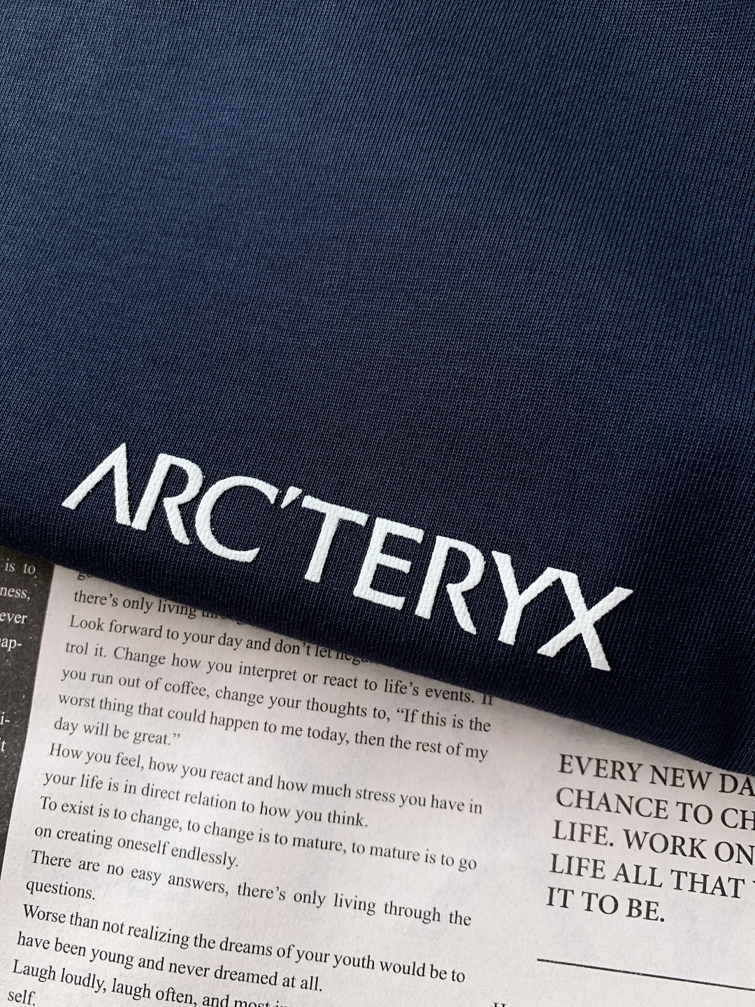 ARCTERYX 始祖鸟 2026SS春夏新品鸟骨印花T恤。户外机能与潮流美学的完美碰撞！甄选高支精梳棉