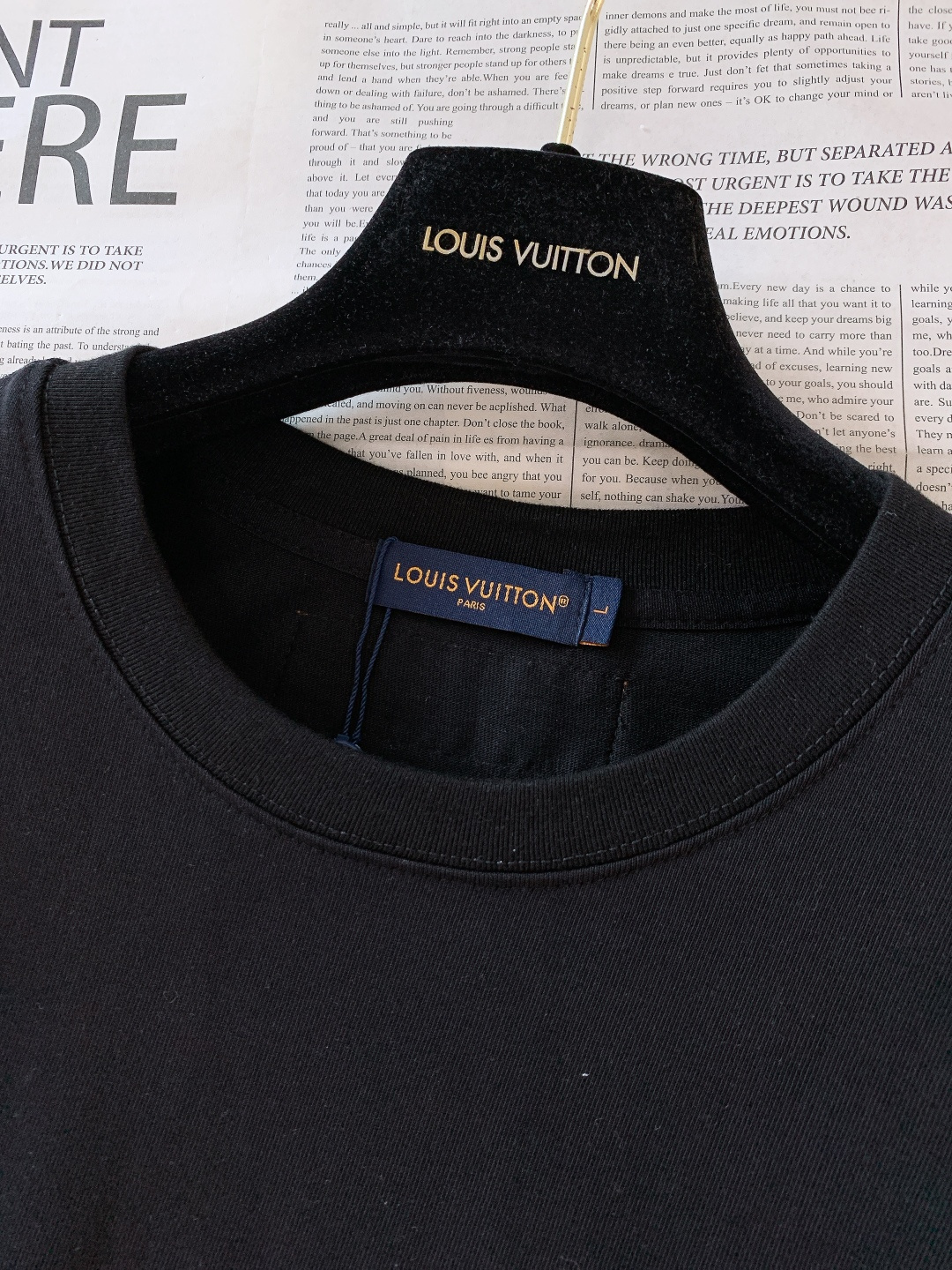 LouisVuitton 路易威登 2026SS春夏新品圆形徽章T恤。甄选高支双股丝光棉，摸得到的软糯亲