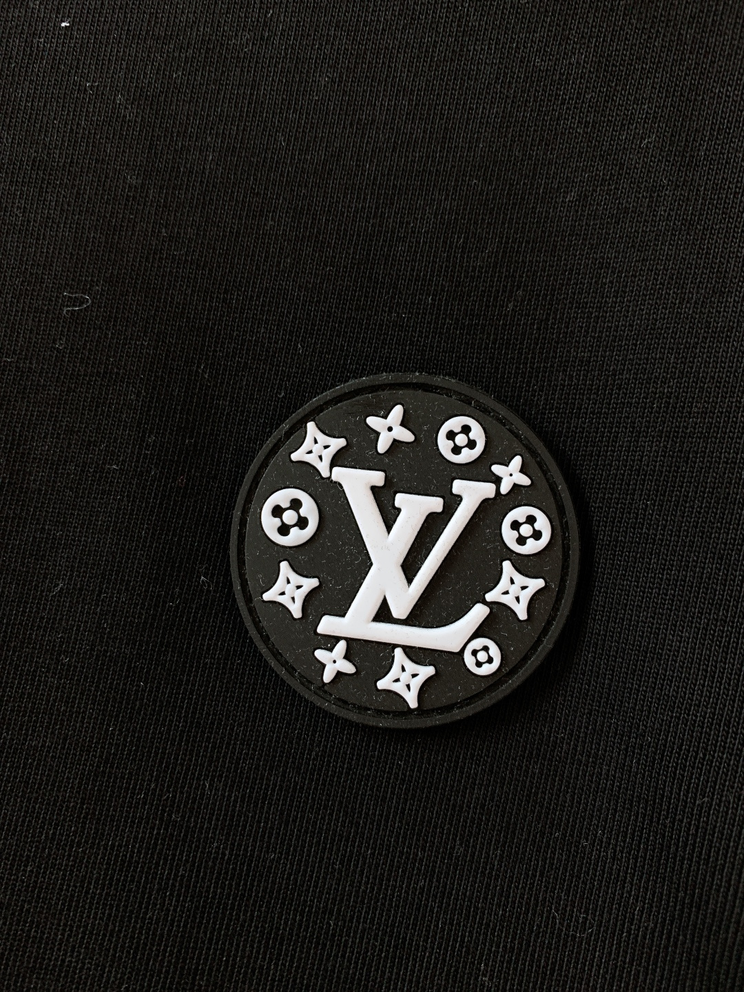 LouisVuitton 路易威登 2026SS春夏新品圆形徽章T恤。甄选高支双股丝光棉，摸得到的软糯亲