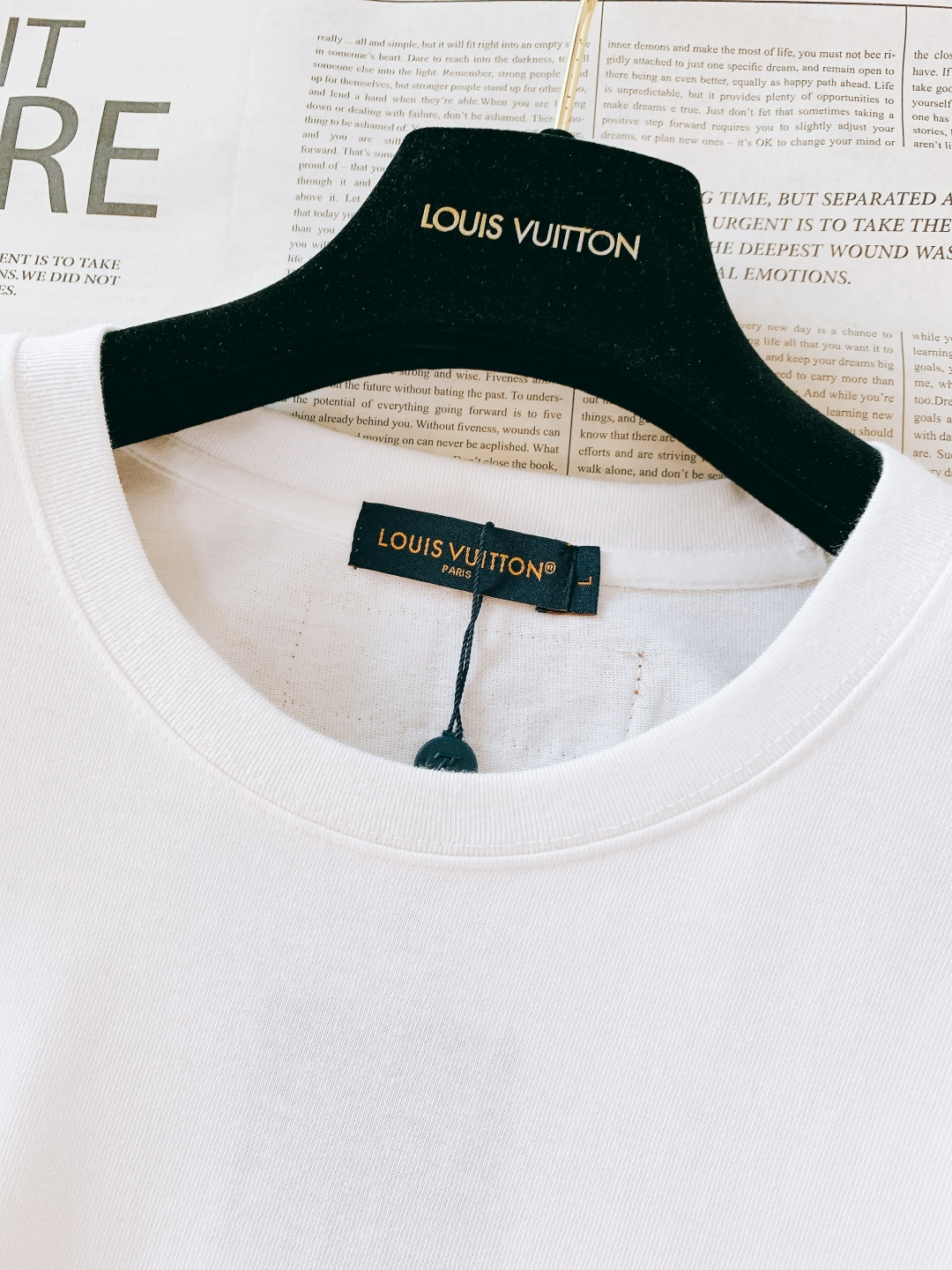 LouisVuitton 路易威登 2026SS春夏新品圆形徽章T恤。甄选高支双股丝光棉，摸得到的软糯亲