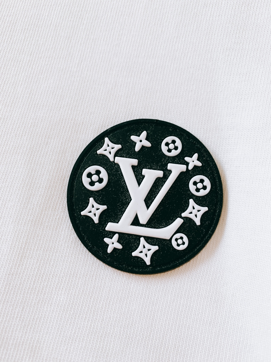 LouisVuitton 路易威登 2026SS春夏新品圆形徽章T恤。甄选高支双股丝光棉，摸得到的软糯亲