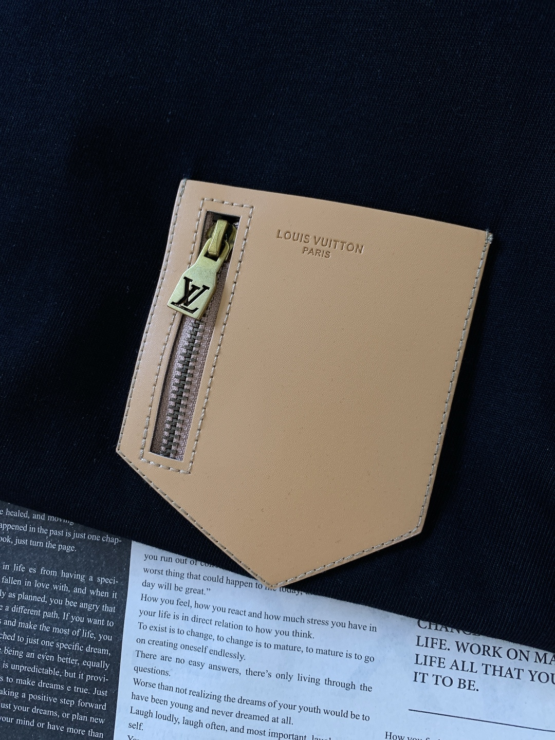 LouisVuitton 路易威登 2026SS春夏新品皮质口袋徽章T恤｜轻奢潮人必备款甄选高支精梳棉混