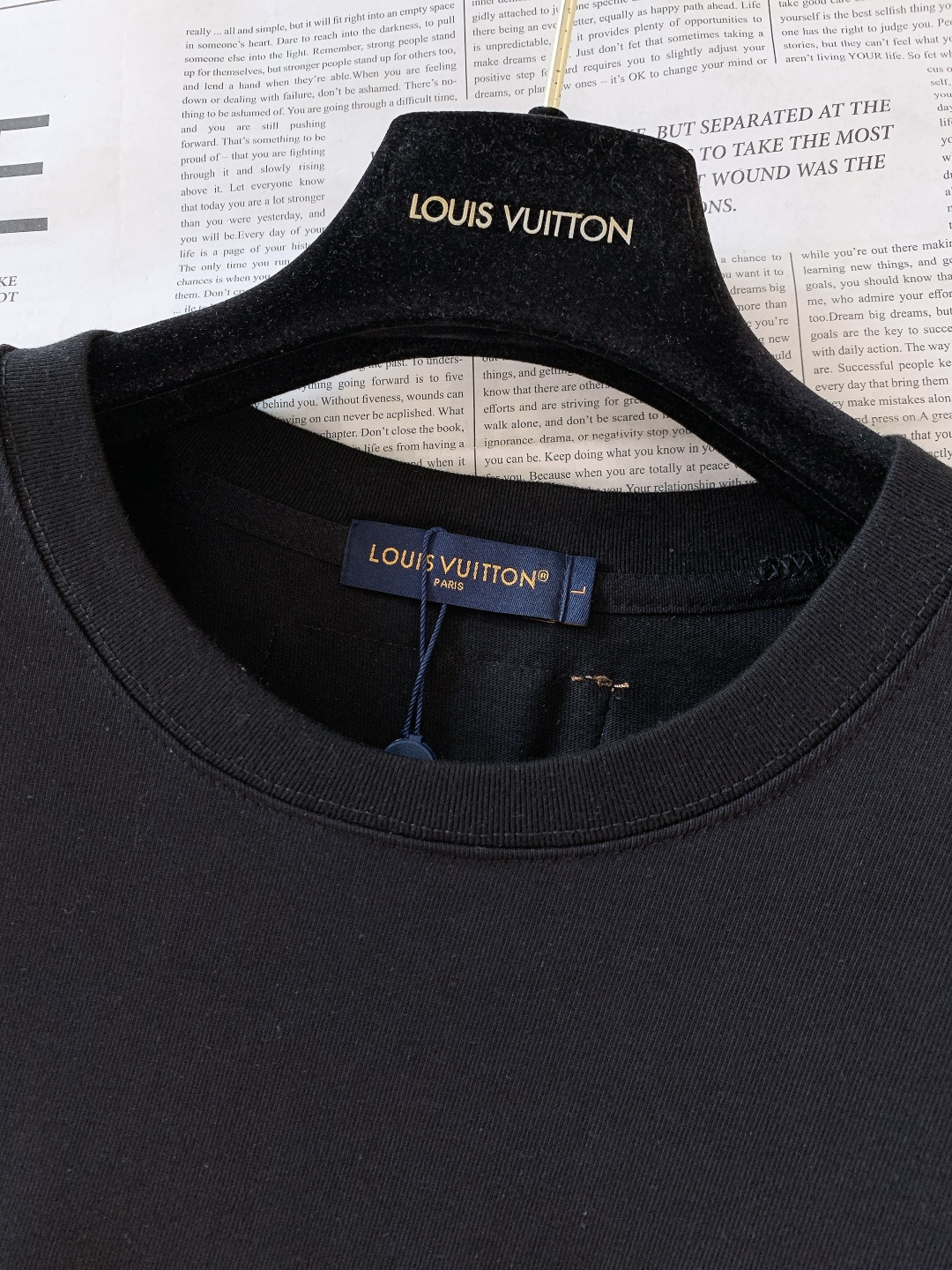 LouisVuitton 路易威登 2026SS春夏新品皮质口袋徽章T恤｜轻奢潮人必备款甄选高支精梳棉混