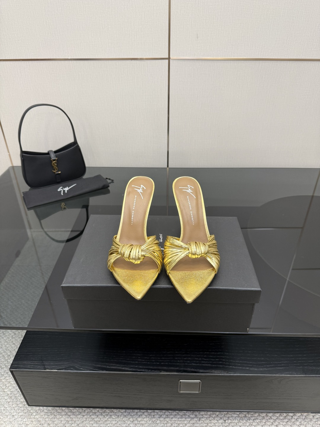 NO:558842,The highest version of Giuseppe Zanotti—SS2025 new product!  GZ Slippers Series 2025 Pointed-toe high-heeled slippers How can you miss a pair of fairy shoes in the light summer? Various small skirts can be matched with each other, and you don’t have to choose your foot shape at all. Fabric cowhide leather outsole Genuine leather outsole Size 35-42 (customized for 40, 41, 42) Heel height 9cm, high heels slippers, high heels, slippers, skirts, cowhide, Leather soles19860909最高版 Giuseppe Zanotti— SS2025新品！GZ 拖鞋系列 2025尖头高跟拖鞋淡淡的夏日里怎么少得了一双仙女鞋 各种小裙子搭配起来 完全不挑脚型哦 面料牛皮 大底真皮大底 码数35-42（40,41,42定制） 跟高9cm,高跟鞋拖鞋,high heels,slippers,skirts,cowhide,Leather soles,Women's Shoes