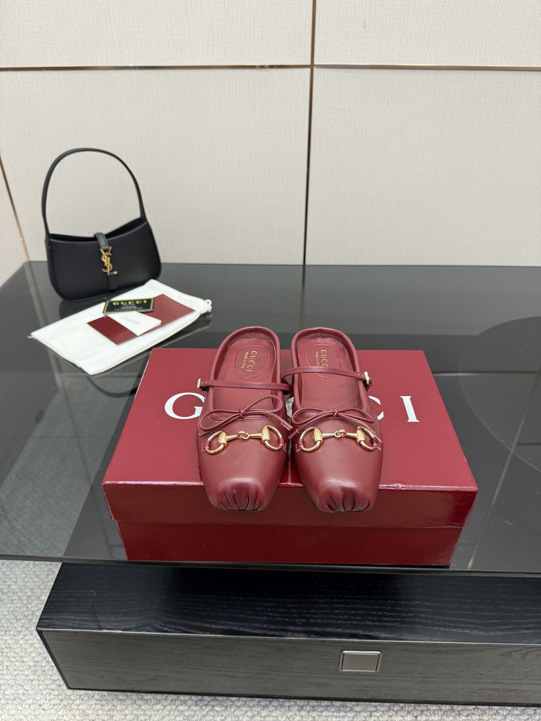 NO:558834,GUCCI25/Early Autumn Hot Horsebit Ballet Half Slippers·Catway Style New Director’s Colors and Practical Wear Concepts Each color is a super encore style, and it is especially outstanding. It is worthy of being elected as the most outstanding ballet slipper this year. It is super elegant and versatile. It is a perfect item for daily use!  (Correct color, hardware, perfect consistency) Compare the difference between pictures and goods on the market. Customized imported fabric for the upper, sheep leather, cowhide. Imported sheep leather for the lining. Imported genuine leather outsole for the sole. Thick flat bottom. Number of yards: 35-39 (full set of packaging). Cloth, half drag, gucci, slippers, cowhide, sheepskin, sheep, Leather soles19860909GUCCI25/早秋大热马衔扣芭蕾半拖鞋·走秀款新总监的色彩与实穿概念每个颜色都超级安可拉款更是尤为出众名副其实当选今年最出众芭蕾舞鞋超有气质～百搭日常着用都是一绝的单品！（正确颜色、五金、完美一致）多对比市面上看图做货的区别哈 鞋面定制进口布料,羊京,牛皮 内里进口绵羊皮 鞋底进口真皮大底 厚度平底 码数35-39（全套包装） 布面,半拖,gucci,slippers,cowhide,sheepskin,sheep,Leather soles,Women's Shoes