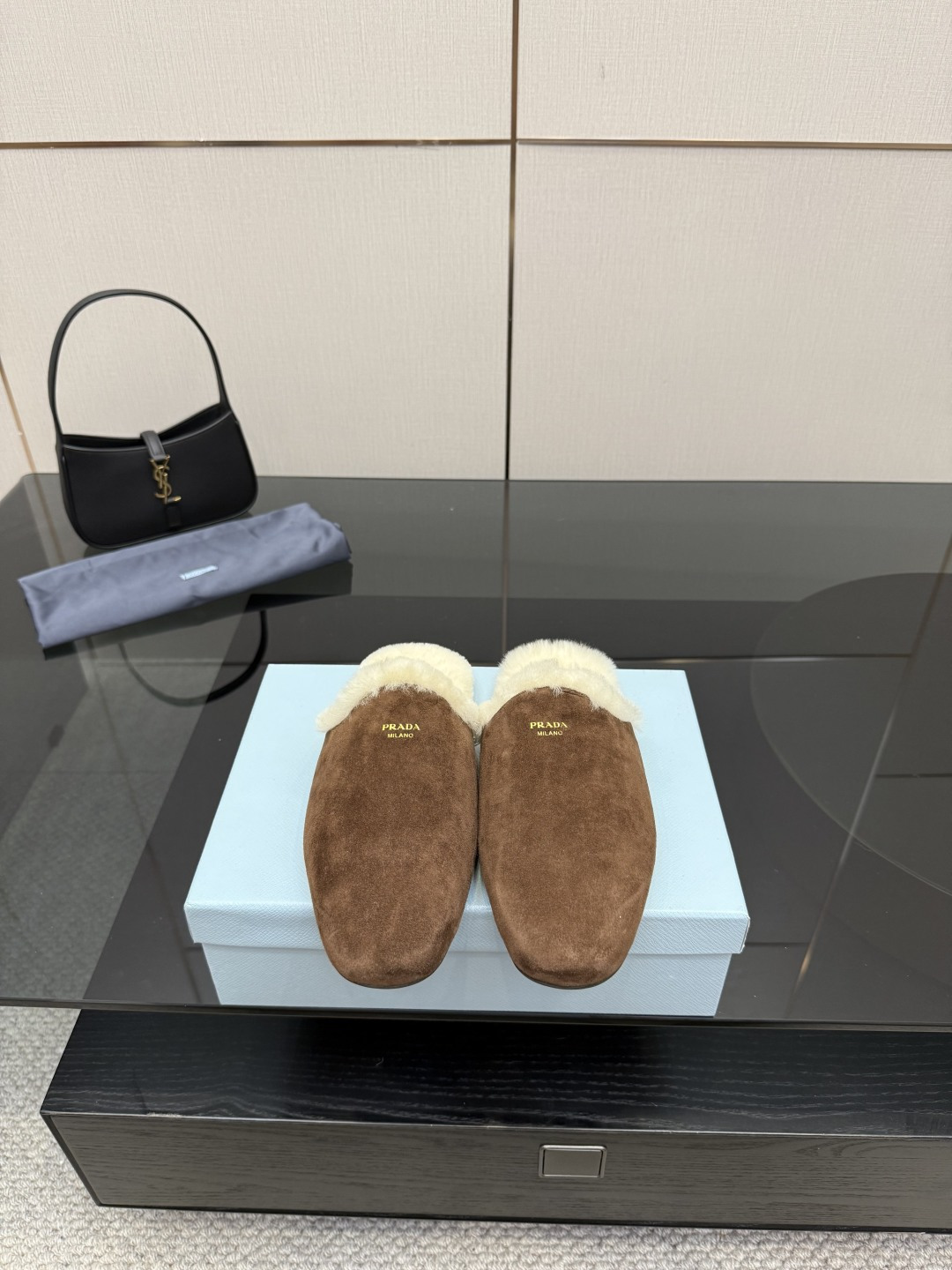 NO:559513,Prada 26 early spring · New catwalk real wool slippers, a must-have hot model for autumn and winter, you will not regret it if you close your eyes (ZP developed shoe shape, customized color). The upper is customized and imported cowhide/cashmere. The sole is imported molded outsole. Color black, brown. Size 35-39, semi-slip fur shoes, prada, slippers, cowhide19860909普拉达26早春·全新走秀真毛拖鞋秋冬必备大热款闭眼入都是不会后悔（ZP开发鞋型、订制颜色） 鞋面定制进口牛皮/羊绒 鞋底进口成型大底 颜色黑、棕 码数35-39,半拖毛毛鞋,prada,slippers,cowhide,Women's Shoes