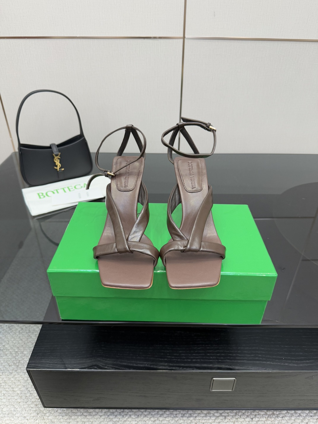 NO:558830,Bottega Veneta's top version, new product on the market. The square toe is both domineering and fashionable. It is highly recommended by foreign Internet celebrities and bloggers. It is an artifact for long legs. The shoe last has been adjusted for several months and the rubber sole is light, durable and non-slip. Upper sheepskin, lining sheepskin, foot pad sheepskin, code number 35-43, (customized code 40.41.42.43) Italian genuine leather outsole, high-heeled sandals, Bottega Veneta, sandals, high  heels,sheepskin,leather soles19860909Bottega Veneta顶级版本 新品上市 方头鞋头既霸气又时尚,国外网红,博主强推 大长腿神器 鞋楦经数月调试胶粒皮底,轻便耐穿防滑. 鞋面羊皮 内里羊皮 垫脚羊皮 码数35-43 ,(订做码40.41.42.43)意大利真皮大底,高跟鞋凉鞋,bottega veneta,sandals,high heels,sheepskin,Leather soles,Women's Shoes