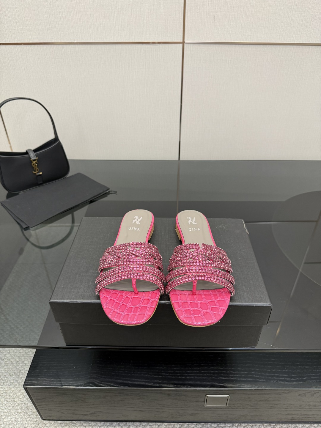 NO:560818,GINA's latest diamond-faced high-heeled sandals, fashionable sandals, original development and design. The highest version of handmade diamond sandals on the market. The most classic, real handmade diamonds. Even the number of stitches and threads is the same as the original version. Master-level handmade!  Comfortable and not tiring for the feet. High-end customization, exclusive products, the highest version in the industry. Uppers imported with rhinestones + patent leather. Outsole Italian leather outsole ~~ ━━━━GINA━━━━━ size 35-43 (40.41.42.43 custom-made, non-refundable) height flat soles, slippers, sandals, slippers, Leather soles19860909GINA 吉娜 最新款钻面高跟凉拖 时尚凉鞋,原版开发设计 市场最高版本纯手工钻拖 经典之最,真正的手工钻石 连针线走线数量都和原版一样, 大师级纯手工打造 ！上脚舒适不累脚 高端定制,独家产品,行业最高版本 鞋面进口水钻+漆皮 大底意大利真皮大底 ～～ ━━━━GINA━━━━━ size 35-43（40.41.42.43定做不退换） height 平底,拖鞋,sandals,slippers,Leather soles,Women's Shoes