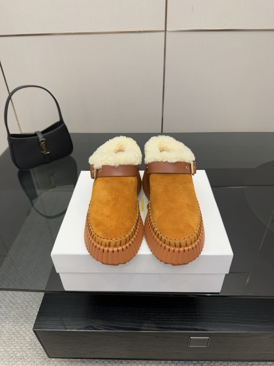 NO:560803,Chloe (Chloe) pure hand-stitched casual shoes and snow boots, wool warmth, the latest seam mark thread, original private model high-density foam soles, artificial Goodyear threading, all positions are just right after matching, all the craftsmanship is consistent with the original material, it is definitely a pair of durable and durable, a must-have for walking in the world!  !  Versatile Korean version, standard size 35-40, fabric with tendon stitching design, super beautiful, snow boots, chloe, loewe, boots19860909Chloe（克洛伊）纯手工缝线休闲鞋雪地靴,羊毛保暖,最新的缝马克线 原版私模高密度发泡鞋底 人工固特异手法穿线 配上后所有的位置刚刚好 所有的工艺与材质原版一致 绝对是一双耐穿耐看行走江湖必备利器！！百搭韩版 码数35-40标准码,面料牛筋拼接设计风格超级无敌美,雪地靴,chloe,loewe,boots,Women's Shoes