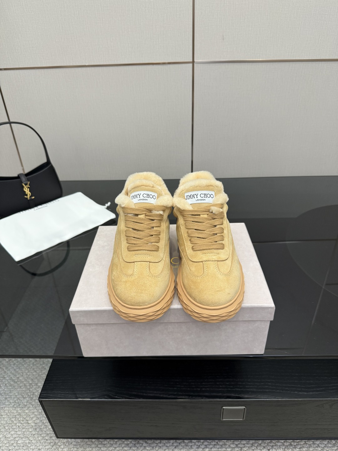 NO:560808,JIMMY CHOO, exclusive sale, original large-soled casual white shoes, designed with the latest technology, strong three-dimensional effect and fusion of multiple technologies, subverting fashion, super stylish!  The matching is super beautiful. The original version is 1:1, the real wool warm snow boots are versatile and trendy, both salty and sweet!  New layout Size35-40, casual shoes/sports shoes, jimmy choo, boots, sneakers19860909JIMMY CHOO ,独家发售,原版大底休闲小白鞋,采用最新工艺设计,立体感强多种工艺融合一起,颠覆时尚,超级有型！搭配超美.原版一比一,真羊毛保暖雪地靴 百搭又潮流,可盐可甜！新版面 Size35-40,休闲鞋/运动鞋毛毛鞋,jimmy choo,boots,sneakers,Women's Shoes