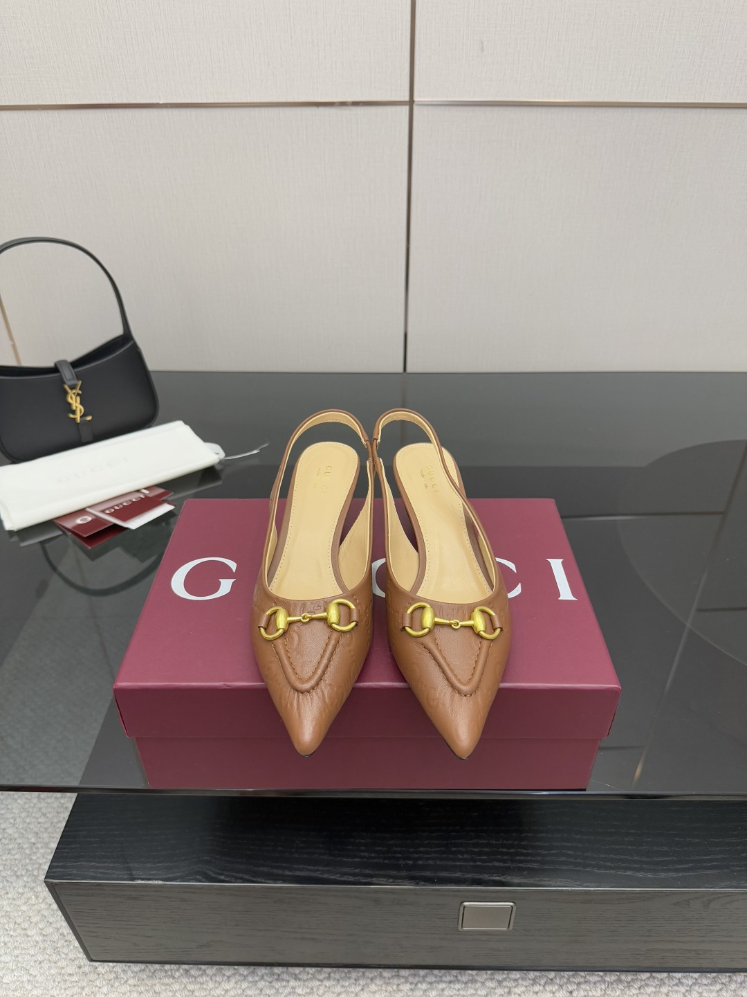 NO:560798,GUCCi2025 autumn series GG classic presbyopic fabric sandals are made of classic GG presbyopic canvas fabric fabric with double G metal buckle as the brand's iconic symbol, creating a stunning new interpretation of the work!  Original fabric, custom-made imported double G presbyopia, sheepskin, imported cowhide leather lining, 10.5cm heel, genuine leather outsole, size 35-42 (41, 42 customized, non-returnable), high heels and sandals, gucci, sandals, high heels, cowhide, sheepskin, Leather soles19860909GUCCi2025秋季系列GG经典老花布凉鞋由饰经典GG老花帆布织物面料配双G金属扣作为品牌的标志性象征制作而成打造令人惊艳的作品焕新演绎！ 面料原版定制进口双G老花,羊皮 内里进口牛皮 鞋跟10.5cm 大底真皮大底 尺码35-42（41,42定做不退换）,高跟鞋凉鞋,gucci,sandals,high heels,cowhide,sheepskin,Leather soles,Women's Shoes