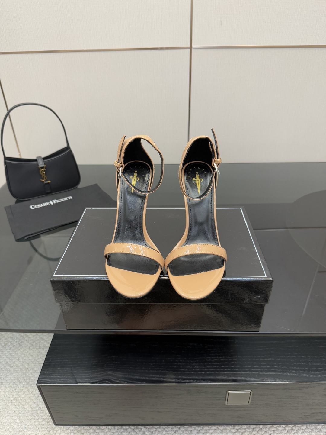 NO:560796,'The sharp blade that penetrates the heart' Cesare Paciotti dagger high heels. Out-of-print high-heeled shoes with heavy investment in mold making and plate-matching technology. The whole series of products are on sale one after another. If you must suffer from high heels, I hope it is Cesare Paciotti. Patent leather upper, cowhide lining, foot-step cowhide. Heel height 12cm. Size 35-43 (ordered at 40.41.42.43), high-heeled sandals, sandals, high heels, cowhide.19860909“插入心脏的利刃” Cesare Paciotti 匕首高跟鞋 绝版重金开模,对版工艺 全系列产品陆续发售 如果一定要受高跟鞋的罪  我希望是Cesare Paciotti 鞋面漆皮 内里牛皮 垫脚牛皮 跟高12cm 码数35-43（40.41.42.43订）,高跟鞋凉鞋,sandals,high heels,cowhide,Women's Shoes