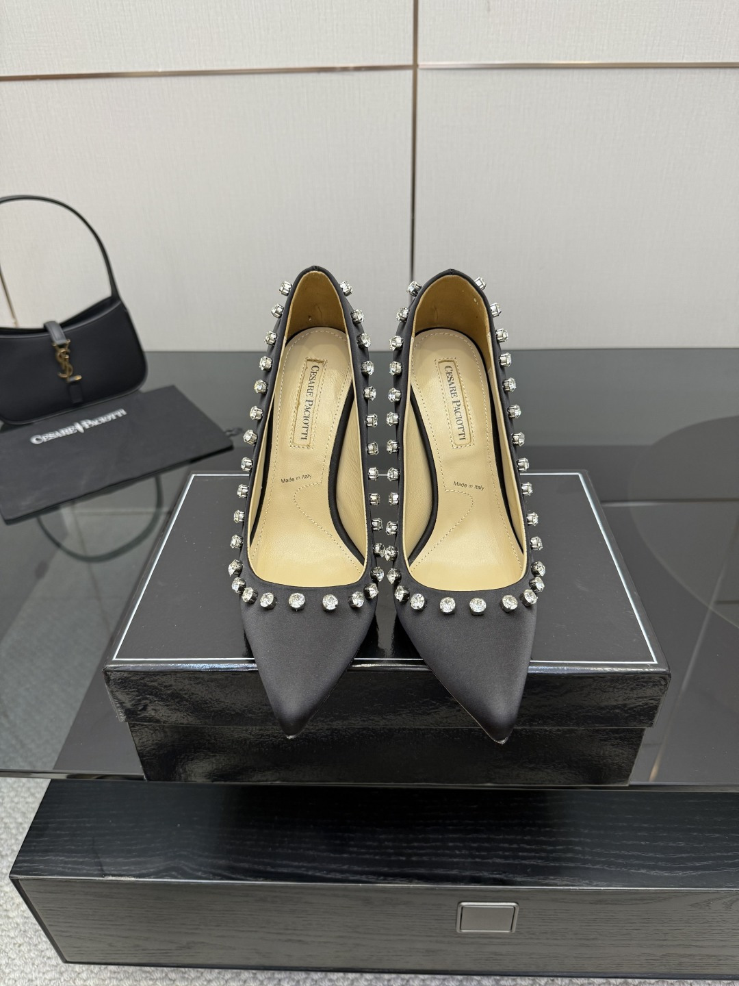 NO:560793,'The sharp knife that penetrates the heart' Cesare Paciotti dagger high heels. Out-of-print high-heeled shoes with heavy investment in mold making and plate-matching technology. The whole series of products are on sale one after another. If I have to suffer from high heels, I hope it is Cesare Paciotti. Silk upper, sheep leather lining. Cow leather for feet. Heel height 12cm. Size 35-43 (ordered at 40.41.42.43), high heels, single shoes, high heels, cowhide, real silk, sheep.19860909“插入心脏的利刃” Cesare Paciotti 匕首高跟鞋 绝版重金开模,对版工艺 全系列产品陆续发售 如果一定要受高跟鞋的罪  我希望是Cesare Paciotti 鞋面真丝,羊京 内里牛皮 垫脚牛皮 跟高12cm 码数35-43（40.41.42.43订）,高跟鞋单鞋,high heels,cowhide,real silk,sheep,Women's Shoes