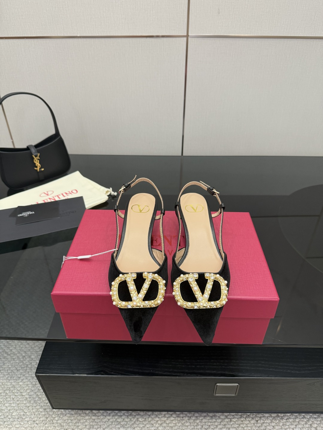 NO:560788,Valentino velvet craft bohemian style sandal high heels. Beautiful texture. Very easy to match. Can be worn in any season. This series of Valentino interprets new fashion charm. It continues the ultra-high heel design and is favored by well-known overseas bloggers. Thousands of fan bloggers love the interpretation and sell well at home and abroad. It is out of stock in China. The top version. Candy color matching, every color is beautiful. Upper: velvet. Imported sheepskin lining. Genuine leather outsole. Heel height 5cm, 8cm  Full set of original packaging, sizes 35 to 42 (40.41.42 non-refundable and non-exchangeable), high heels and sandals, valentino, valentino, sandals, high heels, sheepskin, Leather soles19860909Valentino 丝绒工艺 波西米亚风凉鞋高跟 绝美的质感 非常好搭配,任何季节可穿 华伦天奴此系列演绎全新时尚魅力 延续超高跟设计,深得海外知名博主青睐 千万粉丝博主倾情演绎,畅销海内外 国内已经断货,顶级版本 糖果色配色,每个颜色都是绝美 鞋面:丝绒 内里进口羊皮 鞋底真皮大底 跟高5cm,8cm 包装全套原版包装 码数35一42码（40.41.42不退不换）,高跟鞋凉鞋,valentino,valentino,sandals,high heels,sheepskin,Leather soles,Women's Shoes