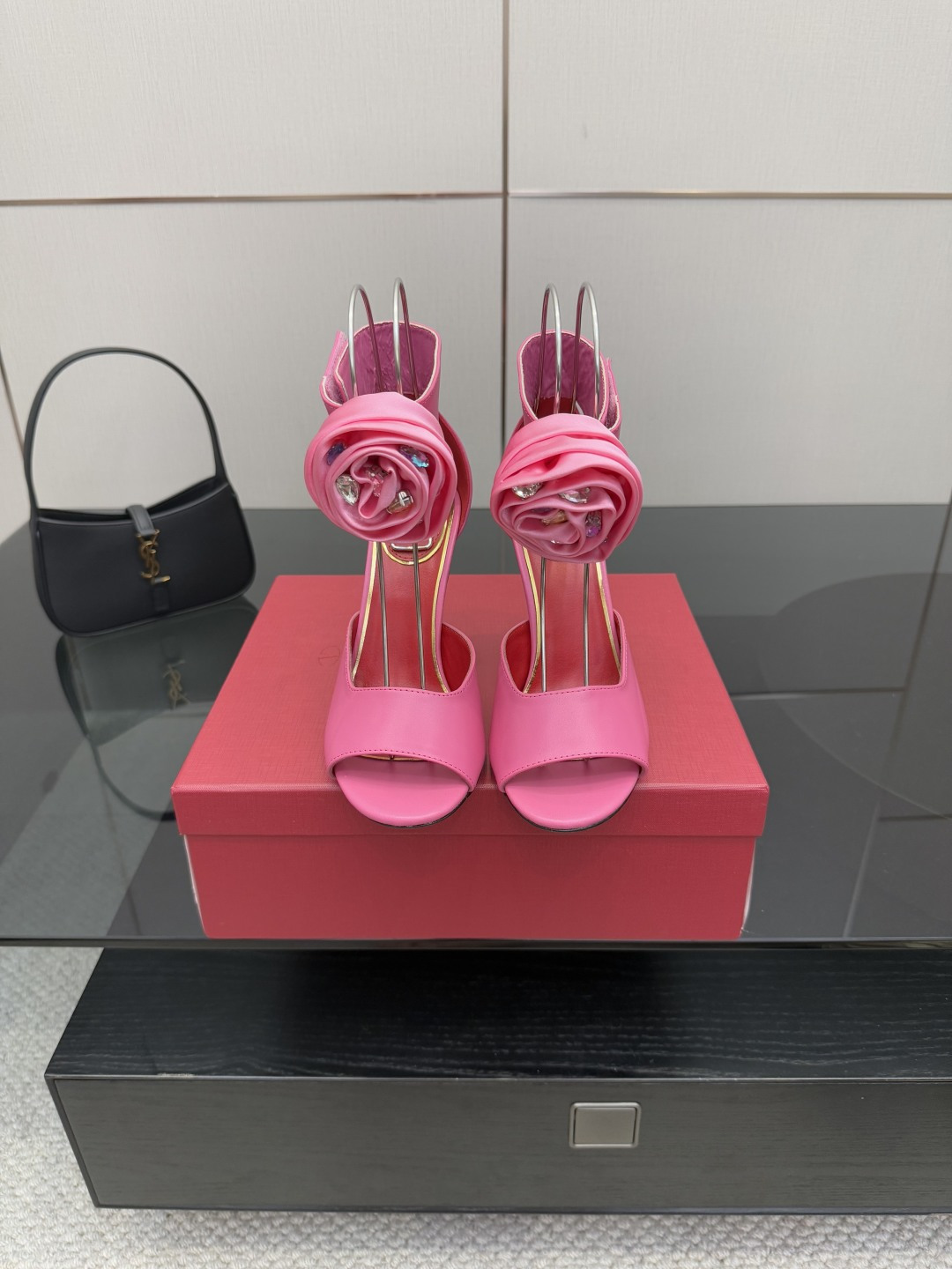 NO:562901,Valentino high-heeled rose love strap sandals. The beautiful texture is very easy to match and can be worn in any season. This series of Valentino interprets a new fashion charm. It continues the ultra-high heel design and is favored by well-known overseas bloggers. Millions of fan bloggers love it and sell it well at home and abroad. It is out of stock in China. The top version comes in candy color, every color is beautiful. The upper is cowhide. The lining is imported sheepskin. The sole is genuine leather. The heel height is 10.5cm. Packaging is complete with original packaging.  Sizes 35 to 42 (40, 41, 42 cannot be returned or exchanged), high heels and sandals, valentino, valentino, sandals, high heels, cowhide, sheepskin, Leather soles19860909Valentino 高跟玫瑰花爱心带子凉鞋 绝美的质感非常好搭配,任何季节可穿 华伦天奴此系列演绎全新时尚魅力 延续超高跟设计,深得海外知名博主青睐 千万粉丝博主倾情演绎,畅销海内外 国内已经断货,顶级版本 糖果色配色,每个颜色都是绝美 鞋面牛皮 内里进口羊皮 鞋底真皮大底 跟高10.5cm 包装全套原版包装 码数35一42码（40、41、42退不换）,高跟鞋凉鞋,valentino,valentino,sandals,high heels,cowhide,sheepskin,Leather soles,Women's Shoes