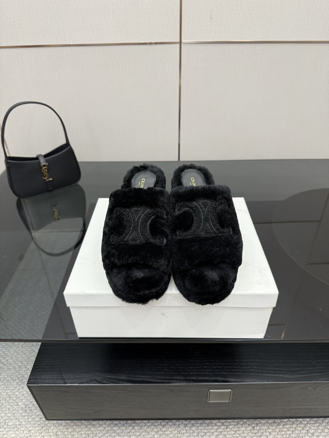 NO:561962,Celine/Céline 25WF Grand Arc de Triomphe waterproof platform high-heeled fur slides. Step into the world of C family's fur slides and encounter a comfortable and luxurious encounter. It uses a unique design to cleverly integrate brand classics and fashion cutting-edge. The iconic Grand Arc de Triomphe is sewn on the upper with exquisite craftsmanship. It is eye-catching and flamboyant. The golden luster shines on the cloth, telling the C family's deep heritage and trendy attitude. The perfect combination of 2cm waterproof platform and 8cm high heels.  It is not only a secret weapon for heightening, but also a powerful source of aura. The thick design of the waterproof platform cleverly disperses pressure and makes walking easier. Even when worn for a long time, there is no burden. The high heels give the step an elegant rhythm, showing the feminine charm in every gesture. The rubber sole has clear texture and strong grip, whether it is smooth ground or wet road, you can move forward steadily without fear of road conditions.   The main body of the shoe is gently wrapped in soft fluff, just like the warm sun in winter. Every step is surrounded by warmth, and it gently fits the feet to drive away the cold. Its versatile attributes are even more admirable. Pair it with a simple dress and instantly transform into an elegant lady. Attend dinners, parties, and become the center of attention. Put on jeans and a personalized top to easily create a sense of street fashion, go out and go shopping, casual and fashionable. The material is made of customized Australian imported wool. Original molded custom-made non-slip outsole.  size35-39 (40/41 customized), furry shoes and slippers, celine, chanel, slippers, skirts, jeans19860909Celine/塞琳25WF大凯旋门防水台高跟毛拖 踏入C家毛拖的世界 邂逅一场舒适与奢华的邂逅. 它以独特设计 将品牌经典与时尚前沿巧妙融合. 标志性的大凯旋门 以精湛工艺缝制于鞋面 醒目而张扬 金色光泽在布面闪耀 诉说着C家的深厚底蕴与潮流态度 2cm防水台与8cm高跟的完美组合 不仅是增高的秘密武器 更是气场的强大来源. 防水台的厚实设计 巧妙分散压力  让行走更轻松 即使长时间穿着也毫无负担 高跟则赋予步伐优雅韵律 举手投足间尽显女性魅力. 橡胶鞋底纹理清晰 抓地力强 无论是光滑地面还是潮湿路面 都能稳稳前行无惧路况. 鞋身主体被柔软的绒毛温柔包裹 如同冬日里的暖阳 每一步都被暖意环绕 轻柔贴合双脚赶走寒冷. 它的百搭属性更是让人爱不释手. 搭配简约连衣裙 瞬间变身优雅名媛 出席晚宴、聚会、成为全场焦点 换上牛仔裤与个性上衣 轻松营造街头潮流感, 出街、逛街、随性又时髦. 材质采用定制澳洲进口羊毛 原版开模定制防滑大底 size35-39（40/41定制）,毛毛鞋拖鞋,celine,chanel,slippers,skirts,jeans,Women's Shoes