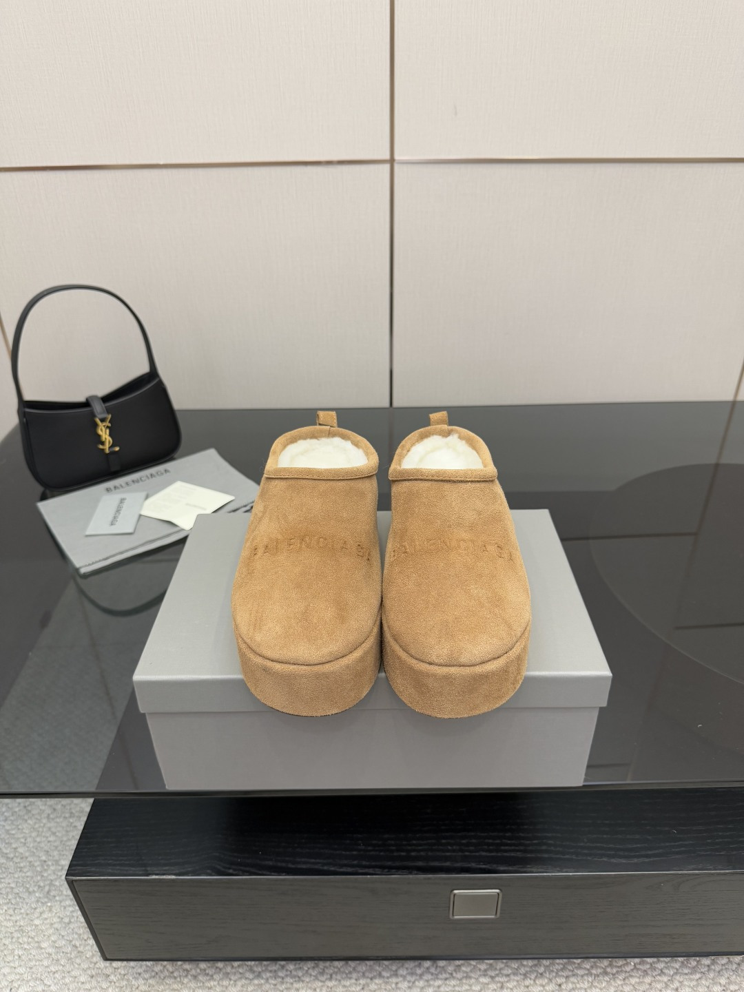 NO:561951,Balenciaga Balenciaga 25ss new autumn and winter thick-soled Muller fur slippers feel light on the feet and show long legs. Plush and warm fufu~ Very warm and comfortable. Easy to put on and take off with one foot. Very advanced for casual matching~ Super thick cloud-like interior is warm and soft, and the fur is one-piece material. It is OK to wear barefoot in autumn and winter, and the daily matching is not obtrusive at all. It is simply the 'fashion lazy person's gospel' this autumn and winter!  The upper is made of original imported Niujing, the lining is made of wool, the sole is original customized rubber outsole, the size is 35-39 (customized for 40, non-returnable), half-slip fur shoes, balenciaga, balenciaga19860909Balenciaga 巴黎世家 25ss秋冬新款 厚底 穆勒 毛毛拖  脚感轻盈 又显腿长 毛绒绒暖fufu～ 非常保暖又舒适 一脚蹬穿脱方便 随便搭配非常高级～ 超厚实云朵感内里保暖又柔软,皮毛一体材质 秋冬直接光脚穿都OK,日常搭配完全不突兀 简直是今年秋冬的“时尚懒人福音”！ 鞋面采用原版进口牛京 内里垫脚羊毛 鞋底原版定制橡胶大底 码数35-39（40定做不退换）,半拖毛毛鞋,balenciaga,balenciaga,Women's Shoes