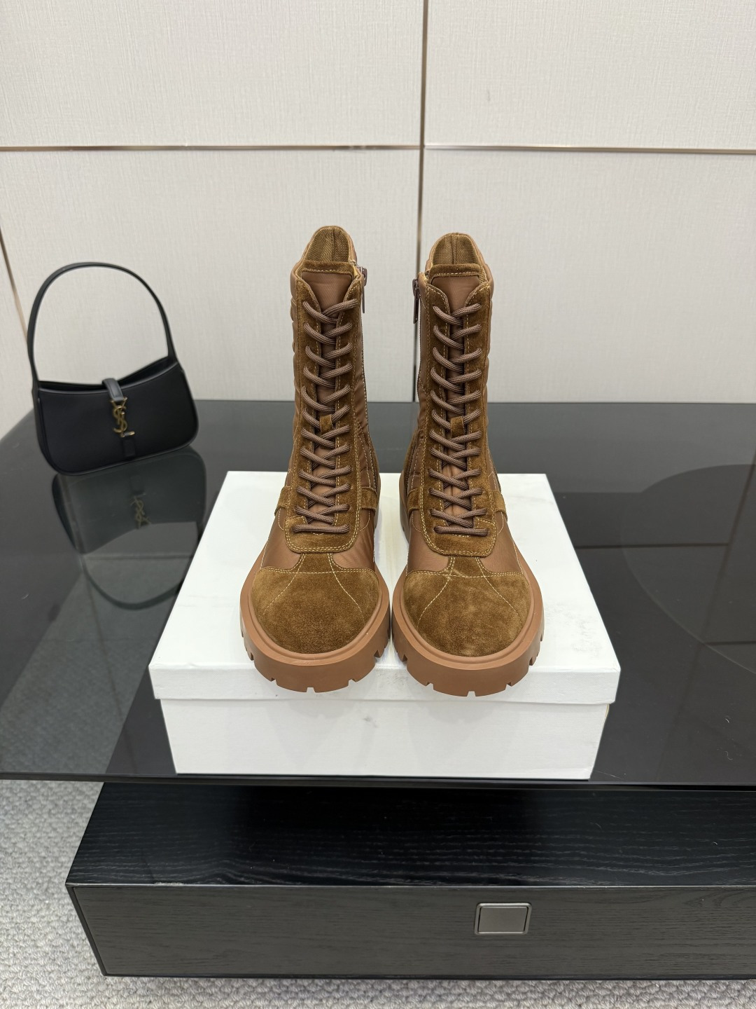 NO:564770,The new Celine Martin boots are stress-free when entering and exiting the counter. They are heavy-duty versions and refuse to look at fake low-quality goods. The original last type has been adjusted for N times and is a retro thick-soled mid-calf Martin boots. Celine has many good-looking styles this season. For example, these military boots have a very motorcycle style and emphasize the design of the boot shaft. They do not choose the leg shape at all. They can make your legs longer in seconds. They are super slim and versatile!  Absolutely unique. The material of the upper is Niujing. The material of the shoe is calfskin. The material of the sole is rubber combined with genuine leather welt. Shoe size is 35-40 (40 and 41 are customized and non-returnable). Full package, boots, boots, cowhide19860909新品思琳马丁靴 进出专柜无压力,重工版,拒绝一眼假low货 原版楦型,调试N次、复古厚底中筒马丁靴 塞琳这一季好看的款式真的是很多,比如这款军靴就很机车风重点夸夸靴筒设计 完全不挑腿型 上脚秒变大长腿,超级显瘦又百搭！简直绝绝子 鞋面材质头层牛京 鞋里材质小牛皮 鞋底材质橡胶组合底真皮沿条 鞋码35-40(40 41定做不退换)全套包装,靴子,boots,cowhide,Women's Shoes