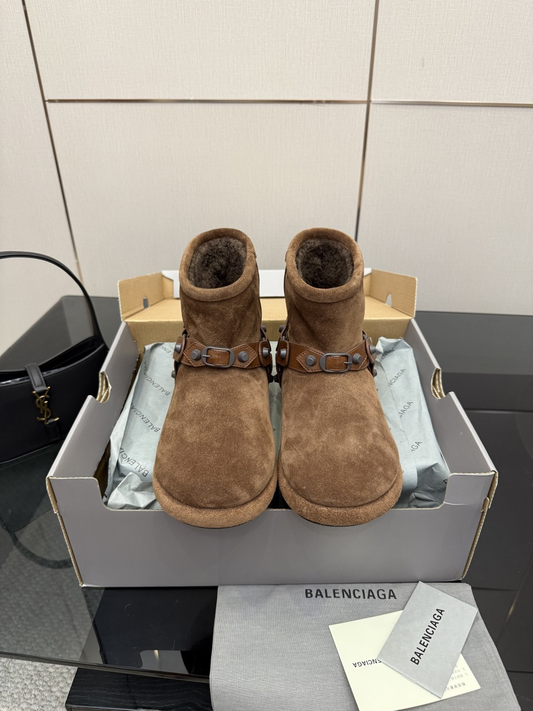 NO:564762,BALENCIAGA 2025 new autumn and winter belt buckle rivet snow boots are simply not too handsome. The design is full of sense and breaks the dull and bloated traditional snow boots. The upper is made of mercerized cow suede fabric. It has a delicate and high-quality feel. The entire lining is made of pure wool. It is warm and comfortable. The rubber outsole is non-slip and wear-resistant. It adds a layer of safety locks for wet winter and feels full of security. Size35-40 (custom-made for 40), snow boots, balenciaga, boots19860909BALENCIAGA2025秋冬新款皮带扣铆钉雪地靴 简直不要太帅 设计感满满打破传统雪地靴的沉闷臃肿个性十足 鞋面采用丝光牛反绒面料 细腻高级感拉满整个内里采用纯羊毛 保暖舒适橡胶大底防滑耐磨 给潮湿的冬季加上一层安全锁穿上安全感满满 Size35-40(40定做）,雪地靴,balenciaga,boots,Women's Shoes