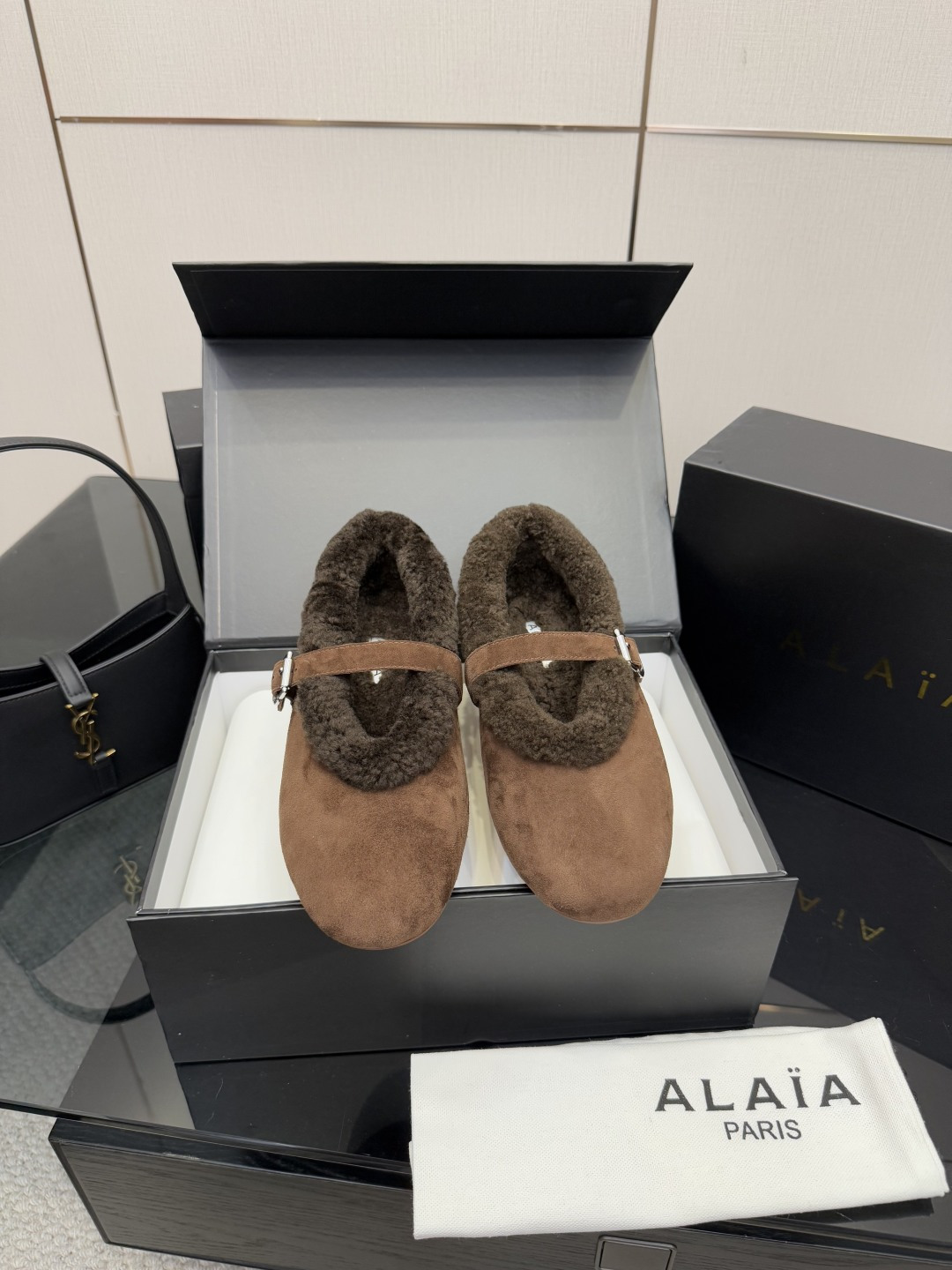 NO:564753,High version Maoli exclusive new product Alaia Alaia 25ss/autumn and winter catwalk style flat-soled wool-lined Mary Jane ballet shoes casual shoes Zhang Xiaohui's same style Sweet cool fairy style Very popular Maoli flat shoes, romantic and charming Comfortable and versatile to match with different styles, different styles can be easily controlled, whether jeans, suit trousers, or pleated skirts, it can upgrade your outfit to fashion, elegance and excellence Original fabric custom-made from Yangjing Inner foot pads imported wool Outsole Original private molded rubber non-slip outsole Size 35-39 (35.40.41.42 custom-made and non-refundable), furry shoes, alaia, mary jane, flats, skirts, jeans, business suit, sheep19860909高版本 毛里 独家新品 Alaia 阿莱亚25ss/秋冬走秀款平底羊毛里玛丽珍芭蕾舞鞋休闲鞋 章小蕙同款 甜酷仙女风 人气超高的一款毛里平底鞋,浪漫又迷人 舒适百搭配上不同款式,不同风格都能轻松驾驭,无论牛仔裤,西装裤,还是百褶裙,都能将你的穿搭提升到时尚,优雅和卓越之中 面料原版订制羊京 內里垫脚进口羊毛 大底原版私模橡胶防滑大底 码数35-39（35.40.41.42订做不退换）,毛毛鞋,alaia,mary jane,flats,skirts,jeans,business suit,sheep,Women's Shoes