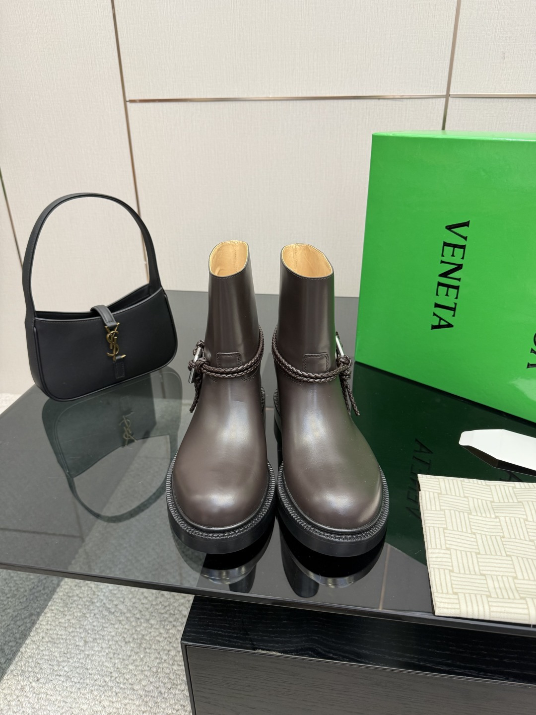 NO:576741,BOTTEGA VENET* Benchmarking and matching. The hardware is consistent with the original version. Please compare with the official picture. BV slip-on knight boots. Hardware matching is consistent. Use calfskin imported from Spain (can be compared in the market). Bangladesh water-dyed cowhide. Original one-to-one method. Same hardware. 11 knots. Original purchase and disassembly. Brown. Another popular trend today. Ceiling. Versatile. Original Italian genuine leather combination outsole (can be compared in the market). Designed with care.  Never sloppy, durable and comfortable. The upper material is the same as the original calfskin. The material is soft and smooth. Hand-stitched design. Sexy and comfortable. Hand-stitched technology. The inner lining of the foot pad is made of cowhide, which is comfortable and high-end.  The upper stitching is made by an Italian computer sewing machine with fine workmanship and original packaging. 35 36 37 38 39 40 41 42 43 (40 41 42 43 customized), boots, bottega veneta, bottega veneta, boots, cowhide, Leather soles19860909BOTTEGA VENET* 对标对版 五金原版一致 请对比官图 BV一脚蹬 骑士靴 五金对版 一致 选用西班牙进口小牛皮（可市场对比） 孟加拉 水染 牛里皮 原版一比一做法 一致五金 11 绳结 原版购入拆解 咖啡色 当今流行的又一趋势 天花板啦 百搭 原版一致意大利真皮组合大底（可市场对比） 用心设计 绝不马虎 耐穿舒适 鞋面材质选用同原版的小牛皮 材质柔软顺滑 手工缝制 设计 性感舒适 手工缝制工艺 垫脚内里选用牛皮内里舒适高端 打钉大底选用原版开模 一致真皮大底  对标对版 选用原版包装 鞋子布袋采用印胶logo工艺 市场最高端 采用热熔胶定型鞋头 后跟 易回弹不变形 高跟系列 包面料工艺 鞋面车线选用意大利电脑针车 做工精细 选用原版包装  35 36 37 38 39 40 41 42 43 （40 41 42 43定制）,靴子,bottega veneta,bottega veneta,boots,cowhide,Leather soles,Women's Shoes