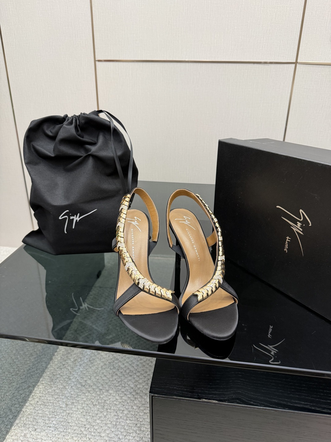 NO:577436,The highest version of Giuseppe Zanotti—SS2025 new product!  GZ Sandals Series 2025 Pointed-toe high-heeled slippers How can you miss a pair of fairy shoes in the light summer? Various small skirts can be matched with each other, and you don’t have to choose your foot shape at all. Fabric silk, leather outsole, size 35-42 (customized for 40, 41, 42) Heel height 9cm, high-heeled sandals, sandals, high heels, slippers, skirts, real silk, Leather soles19860909最高版 Giuseppe Zanotti— SS2025新品！GZ 凉鞋系列 2025尖头高跟拖鞋淡淡的夏日里怎么少得了一双仙女鞋 各种小裙子搭配起来 完全不挑脚型哦 面料真丝 大底真皮大底 码数35-42（40,41,42定制） 跟高9cm,高跟鞋凉鞋,sandals,high heels,slippers,skirts,real silk,Leather soles,Women's Shoes