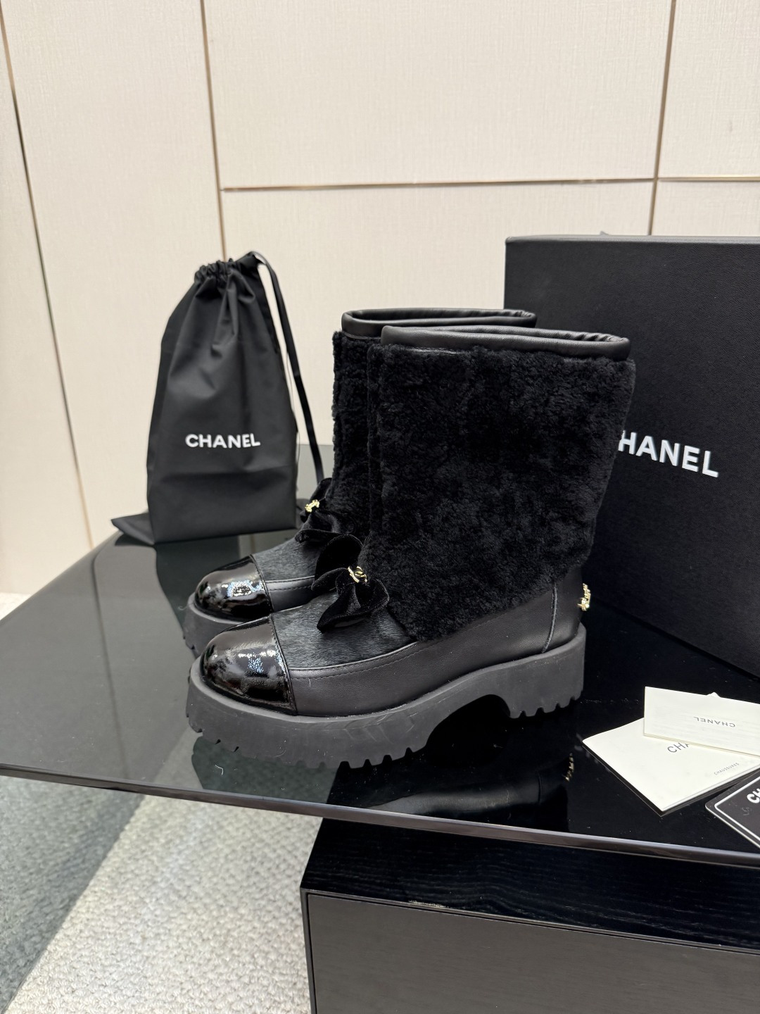 NO:578193,Short Boots CHANE*｜Xiaoxiang 25N Coco Neige Double C Bow color-blocked thick-soled snow boots When the first snow in St. Moritz meets Parisian style, these snow boots have become a fashion footnote in winter. The brand's iconic double C and smart bow are intertwined, hiding classic genes in every detail. The color-blocking design collides with the visual dialogue between snowy mountains and the city, replicating the fusion aesthetic of sports and luxury described by Karl Lagerfeld.  The thick-soled design hides a hidden thought. It not only continues the retro trend, but also quietly lengthens the leg lines, giving you long legs in an instant. From the ski resort to the streets, it can not only match the casualness of the down jacket, but also echo the elegance of the knitted skirt. This snow boot is not only a cold-proof item, but also a concrete expression of the boldness and elegance of Xiaoxiang women, allowing winter to light up every ice and snow scene with iconic aesthetics. The fabric is made of original custom-made sheepskin splicing wool, and the inner toes are all sheepskin.  Original molded custom anti-slip outsole size 35-39 (customized 40/41), boots, chanel, boots, skirts, down jacket, sheepskin19860909短靴 CHANE*｜小香25N Coco Neige双C 蝴蝶结拼色厚底雪地靴 当圣莫里茨的初雪邂逅巴黎格调 这款雪地靴便成了冬日的时尚注脚 品牌标志性双C与灵动蝴蝶结交织 将经典基因藏进每一处细节 拼色设计碰撞出雪山与都市的视觉对话 复刻卡尔·拉格斐笔下运动与奢华的融合美学 . 厚底设计暗藏心机 既延续复古风潮 又悄然拉长腿部线条 让你瞬间拥有大长腿 从滑雪场到街头巷尾 既能适配羽绒服的随性 也能呼应针织裙的优雅. 这款雪地靴不只是御寒单品 更是小香女性大胆与优雅的具象表达 让冬日以标志性美学点亮每片冰雪场景. 面料采用原版定制羊皮拼接羊毛 内里踮脚均为羊皮 原版开模定制防滑大底 size35-39（40/41定制）,靴子,chanel,boots,skirts,down jacket,sheepskin,Women's Shoes