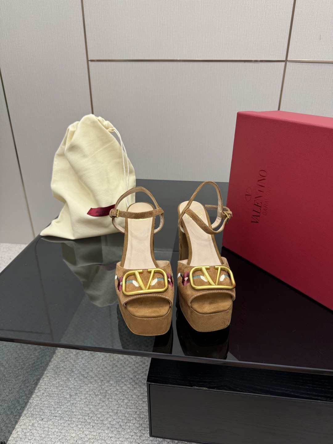 NO:578198,GUCCI2025 latest water platform sandals. These women's open-toe sandals highlight the brand heritage and show their unique charm. Made of exquisite sheepskin, the design is elegant yet casual. It is a refreshing and ideal item for warm season styles. Top-quality version, welcome to compare. Original 1:1 replica. Please pay attention to our authenticity guarantee. The upper is imported from high-grade Yangjing. The lining/foot pad is full-grain high-grade lambskin. The sole is genuine leather. The heel height is 10.8cm. The platform is 3.3cm.  Matching sizes 35-41 (41/40 customized, non-refundable), high heels and sandals, gucci, sandals, high heels, sheepskin, sheep, Leather soles19860909GUCCI2025最新水台凉鞋 这款女士漏趾凉鞋彰显品牌传承,尽显别样魅力.采用精致羊皮打造,设计优雅而不失随性,是暖季造型的清爽理想单品 顶级版本、欢迎比对. 原版1:1复刻 注意请认准咱家正品保证 鞋面进口高档羊京 内里/垫脚全粒纹高档小羊皮 鞋底真皮大底 跟高10.8cm 水台3.3cm 配码35-41（41/40定做不退换）,高跟鞋凉鞋,gucci,sandals,high heels,sheepskin,sheep,Leather soles,Women's Shoes